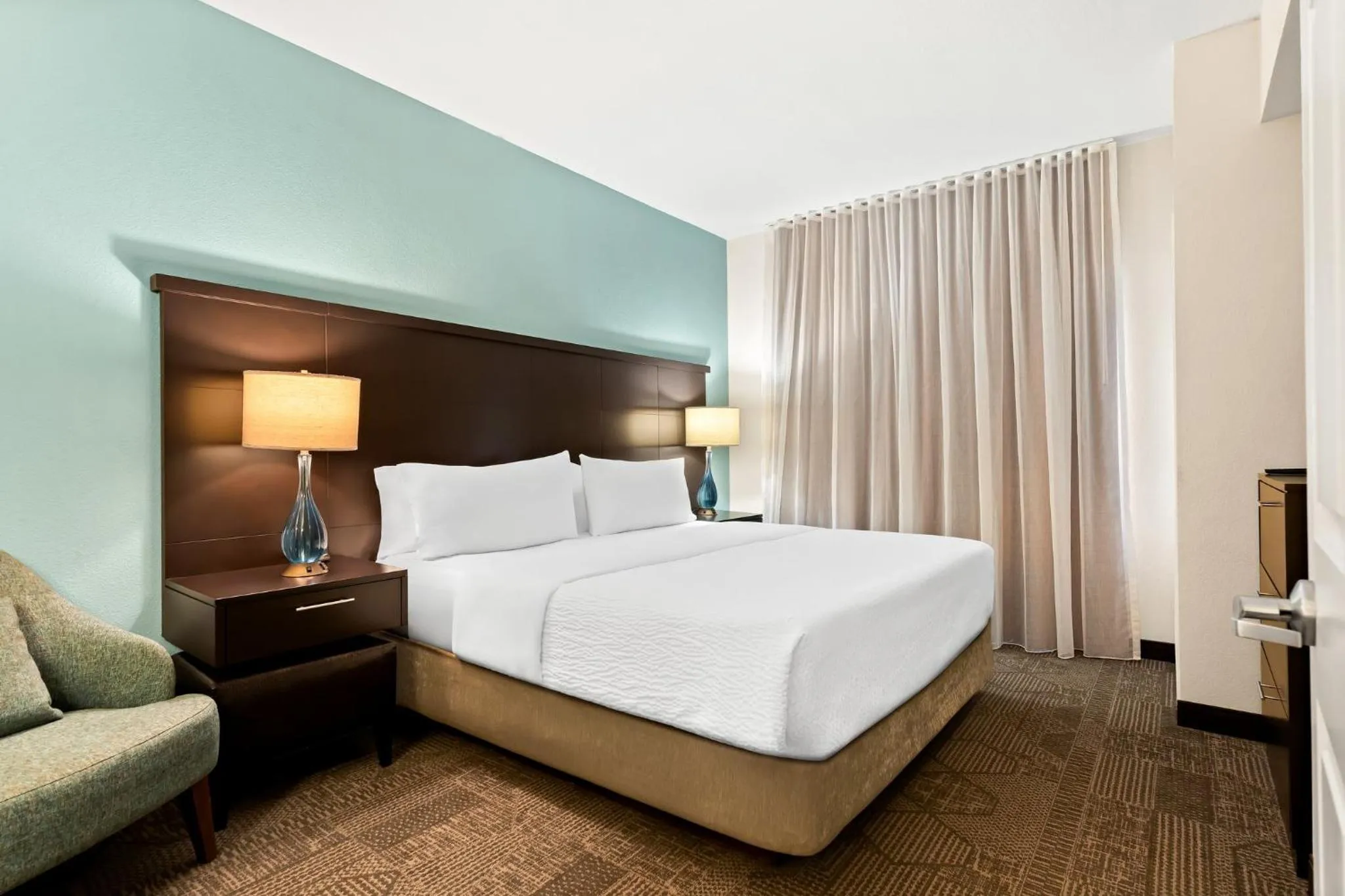 Photo of the whole room, Bed in Staybridge Suites - Cincinnati North by IHG