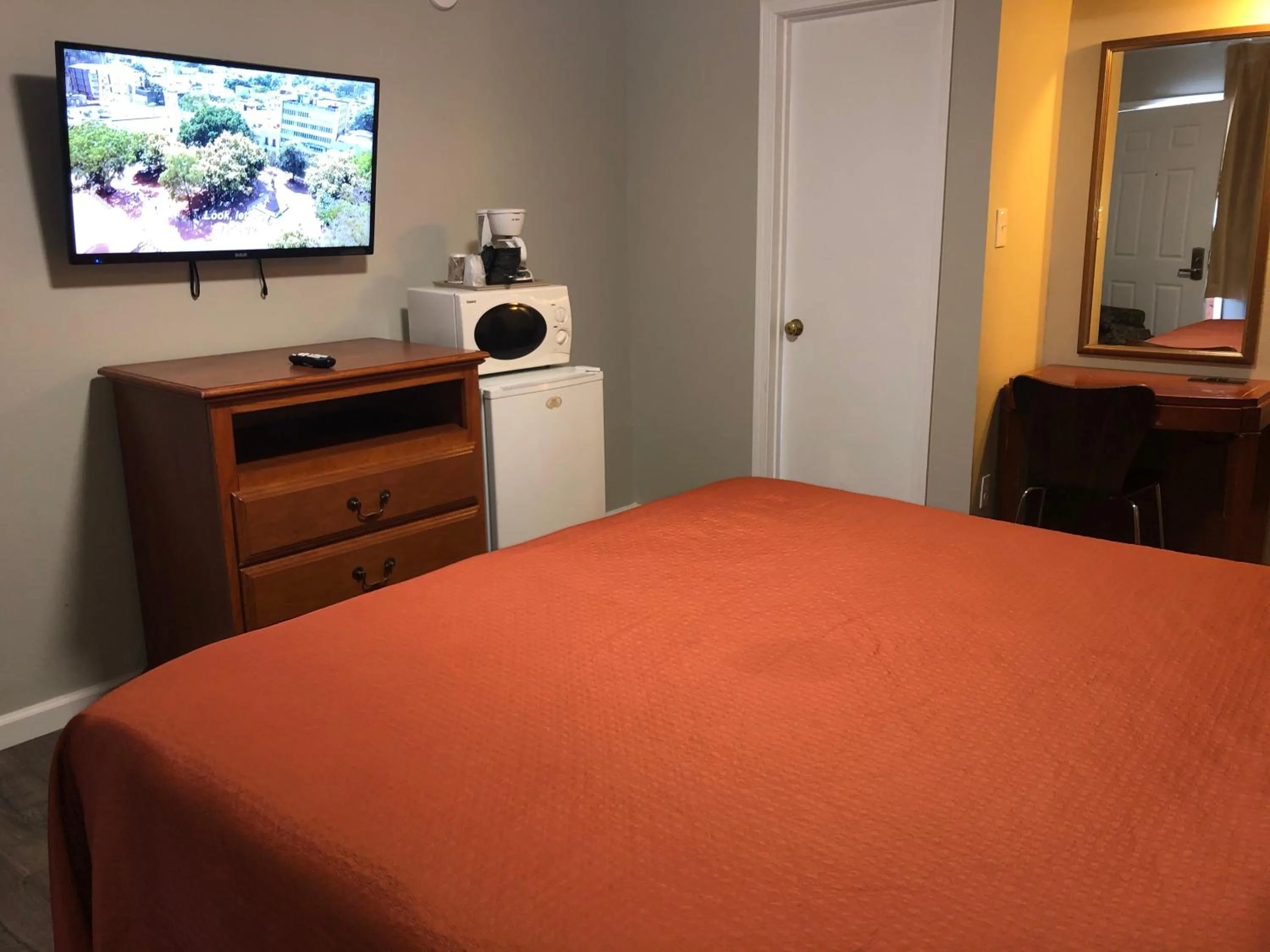 Photo of the whole room, Bed in Alpine Inn & Spa