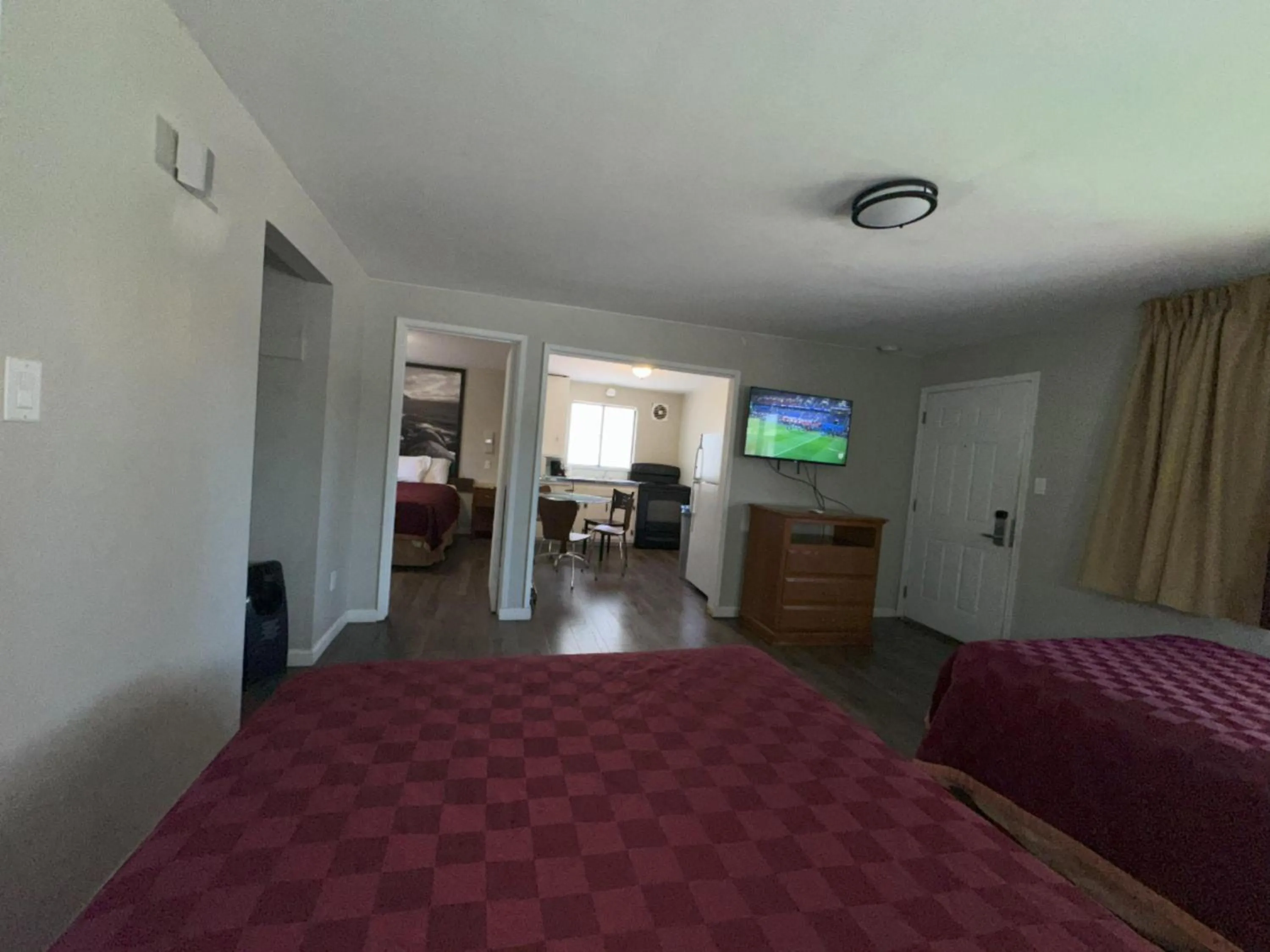 Photo of the whole room, Bed in Alpine Inn & Spa