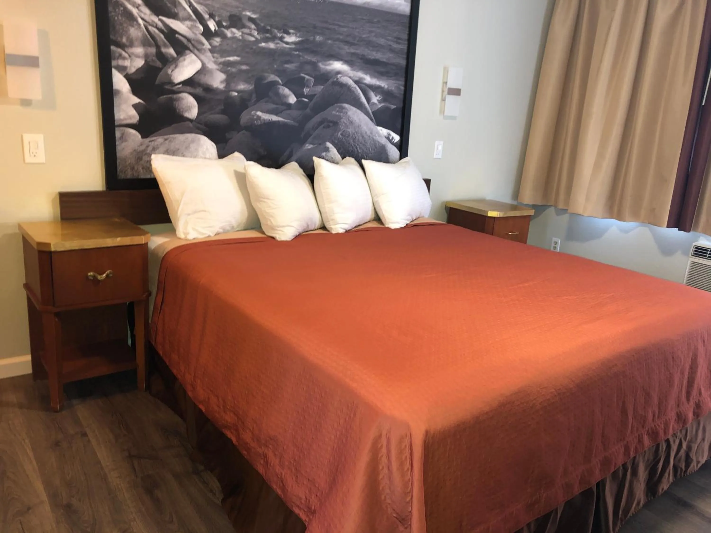 Photo of the whole room, Bed in Alpine Inn & Spa