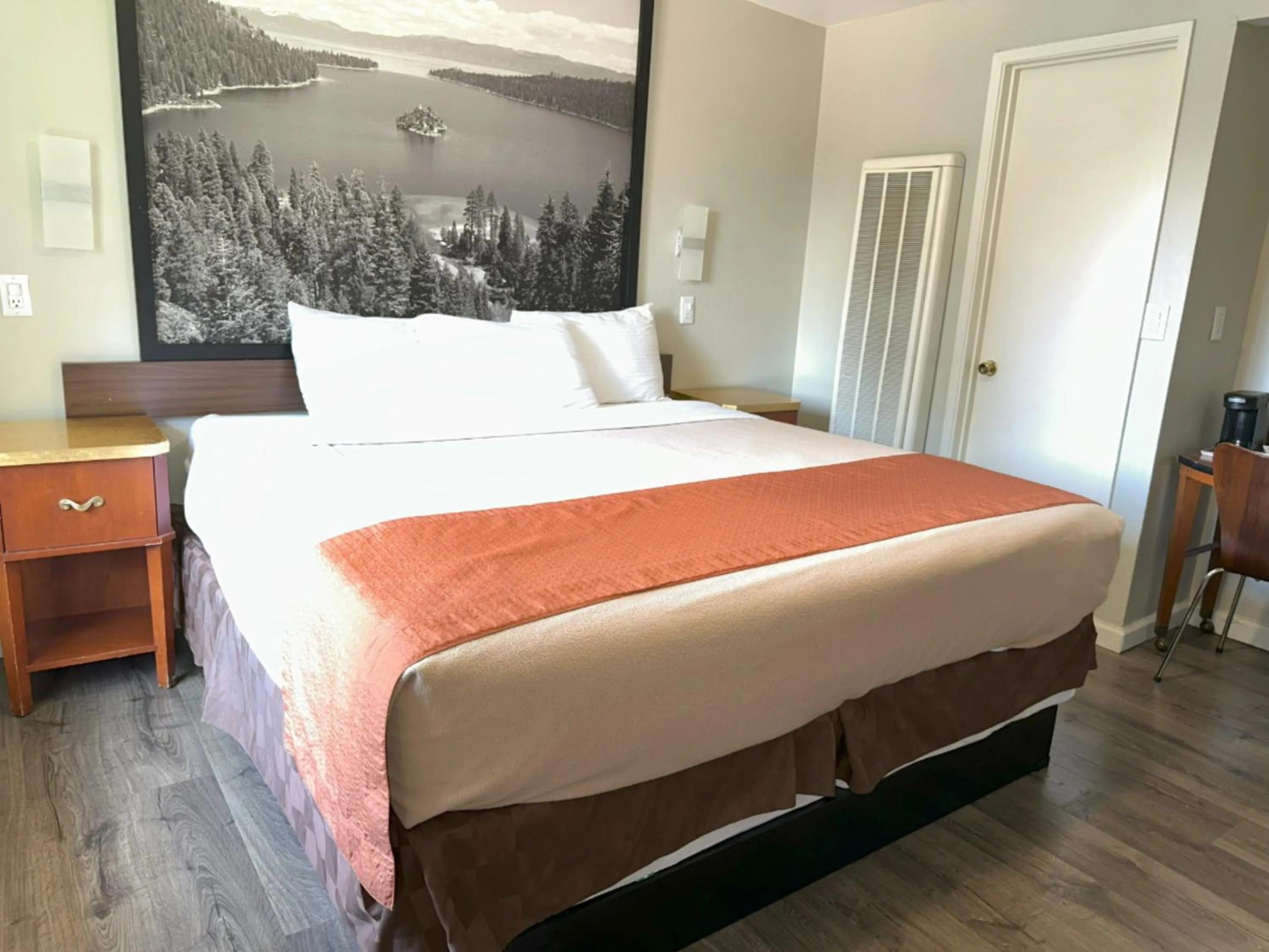 Photo of the whole room, Bed in Alpine Inn & Spa