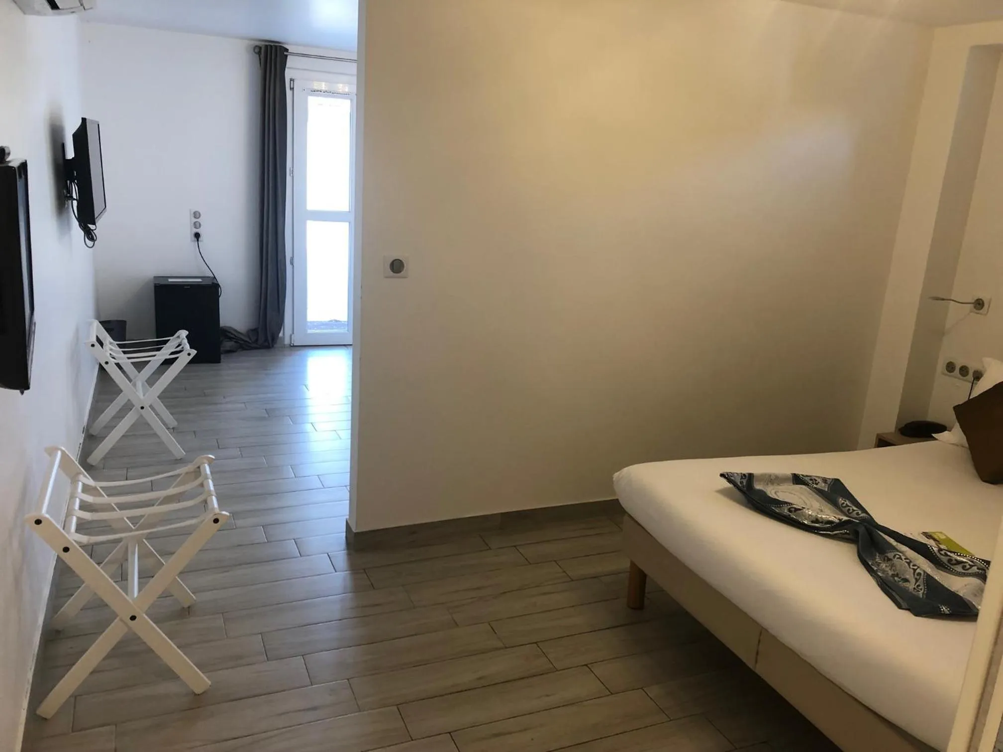 Bed in Hôtel du Bord de Mer "Le Vanillé"