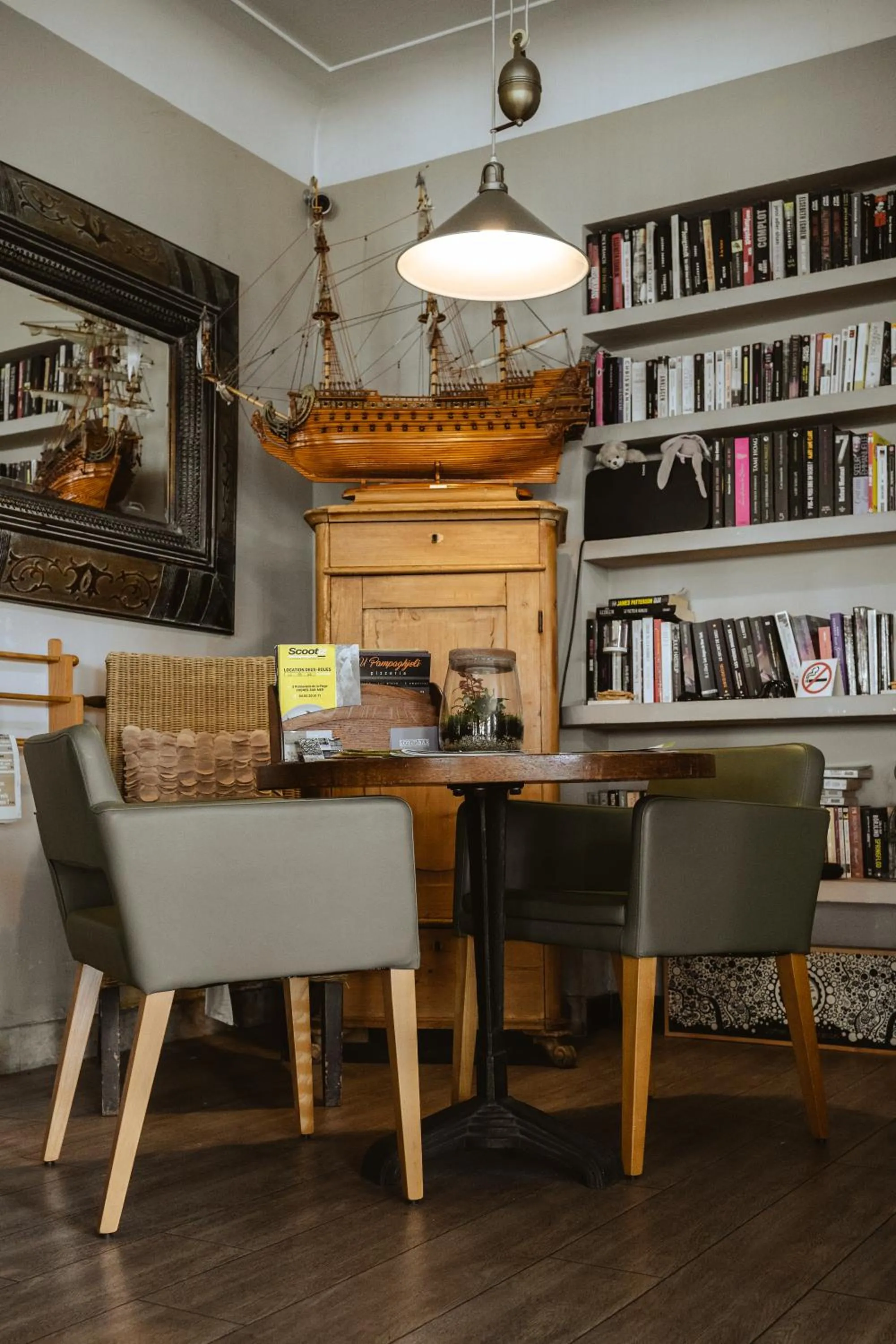 Library in Hôtel du Bord de Mer "Le Vanillé"