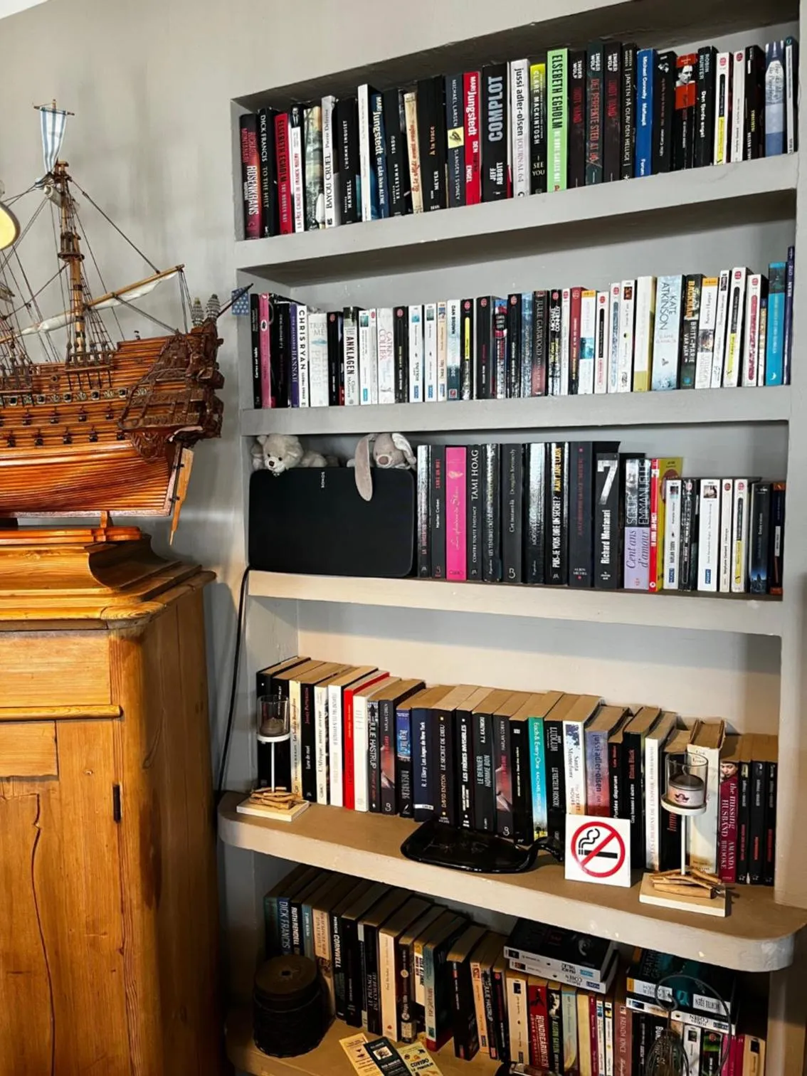 Library in Hôtel du Bord de Mer "Le Vanillé"