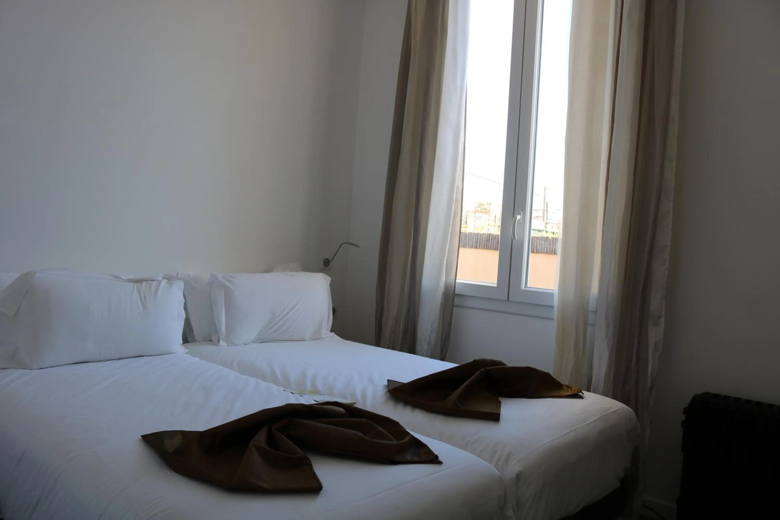 Photo of the whole room, Bed in Hôtel du Bord de Mer "Le Vanillé"