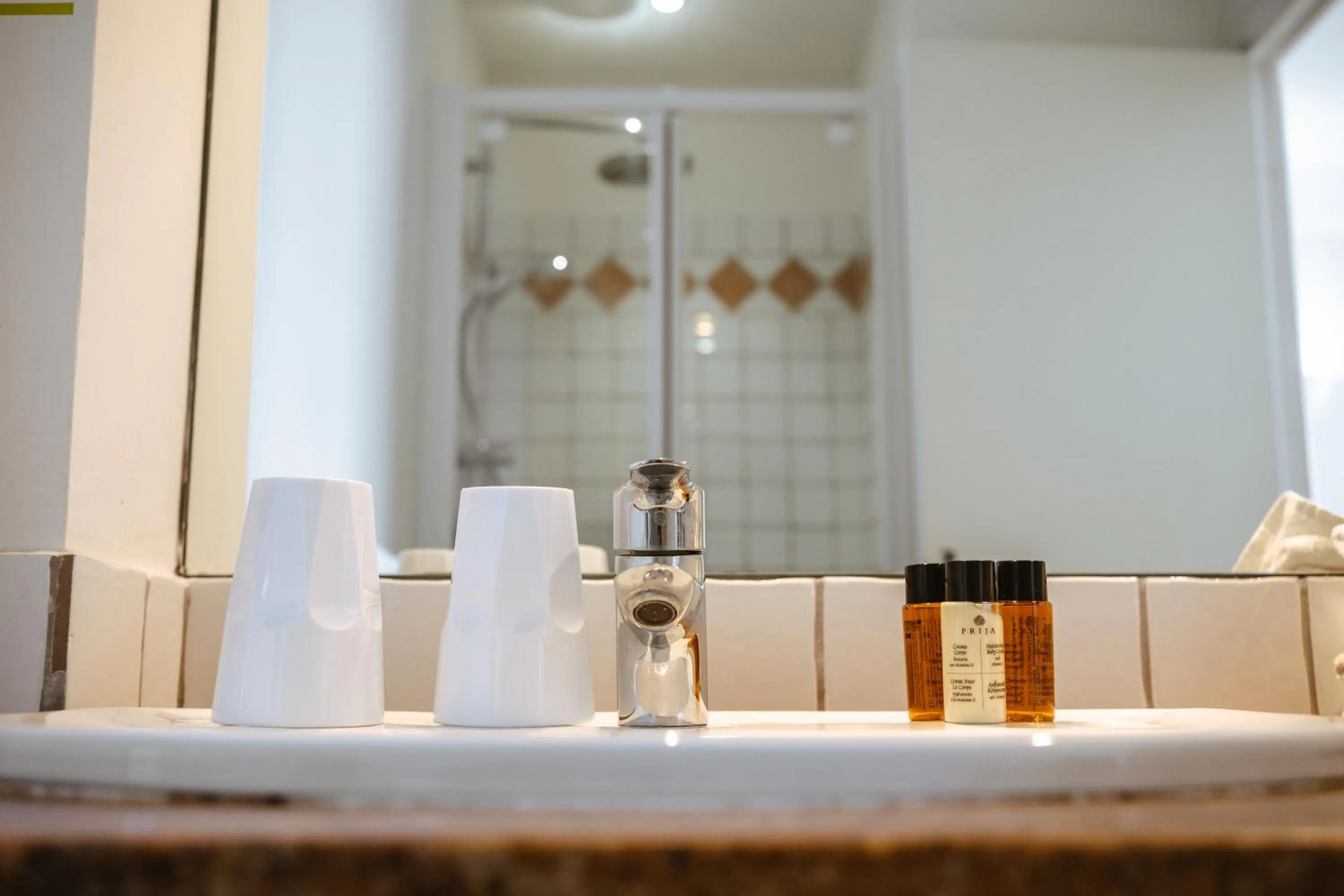 Shower in Hôtel du Bord de Mer "Le Vanillé"