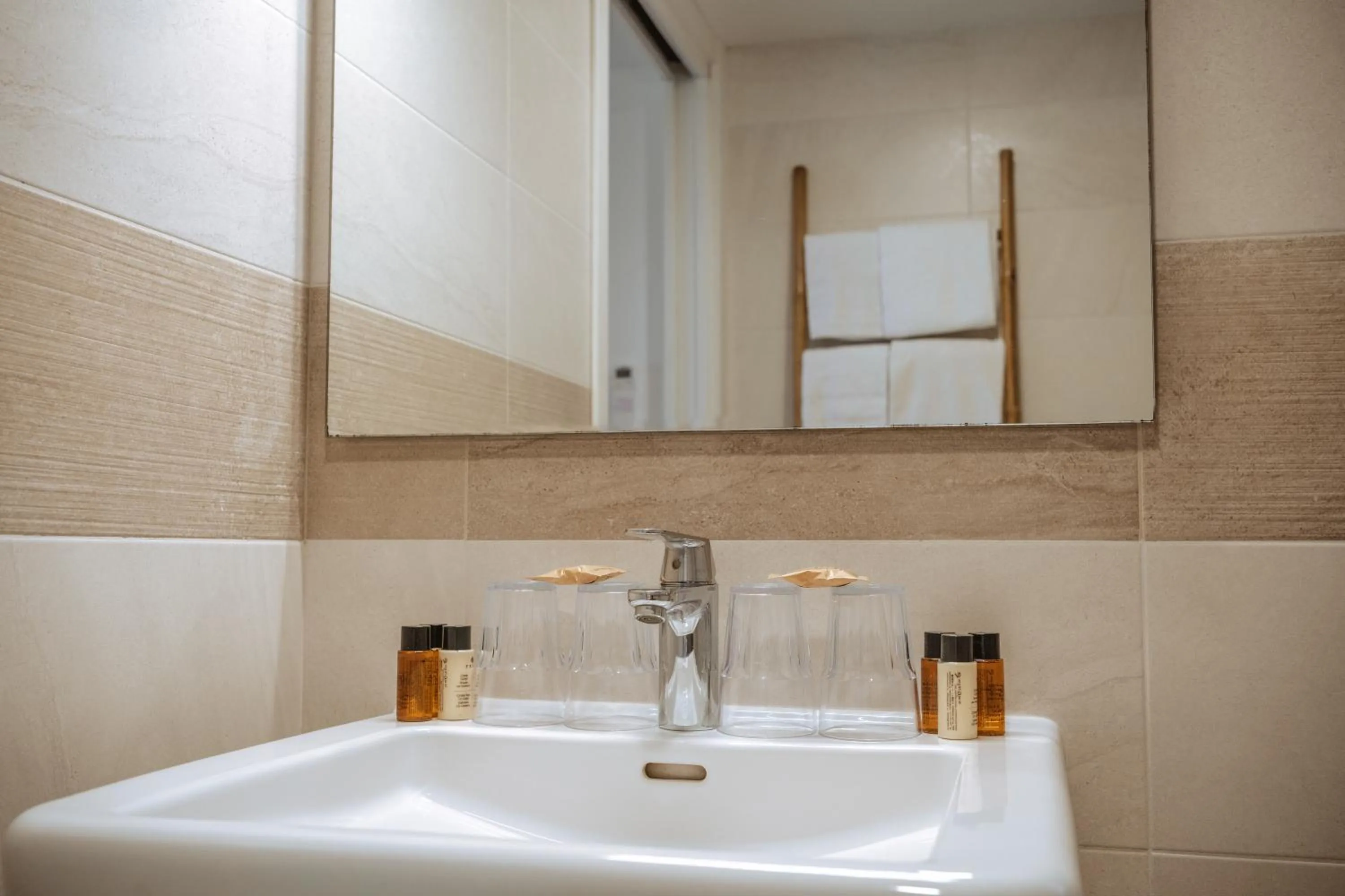 Shower in Hôtel du Bord de Mer "Le Vanillé"