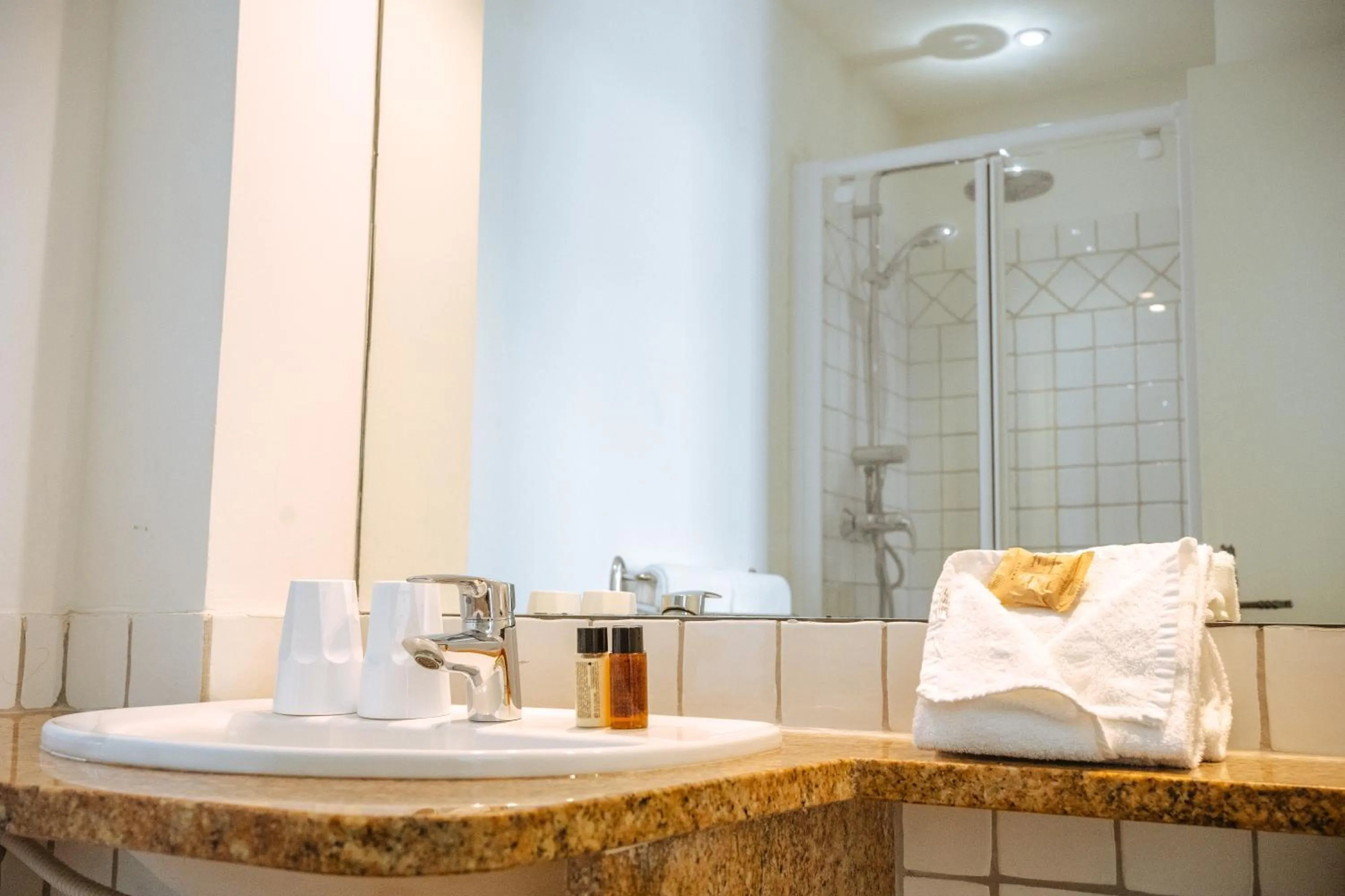 Shower in Hôtel du Bord de Mer "Le Vanillé"