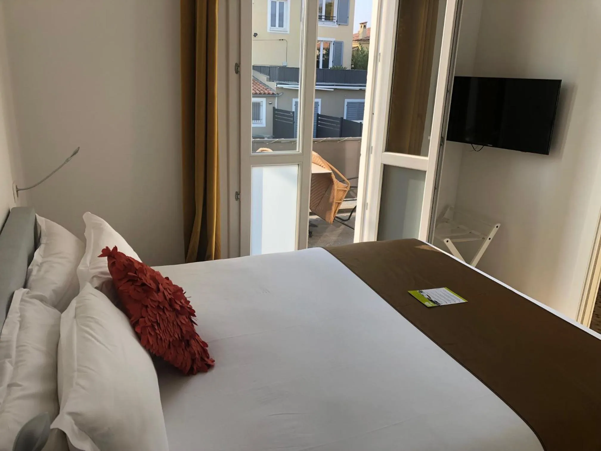 Bed in Hôtel du Bord de Mer "Le Vanillé"