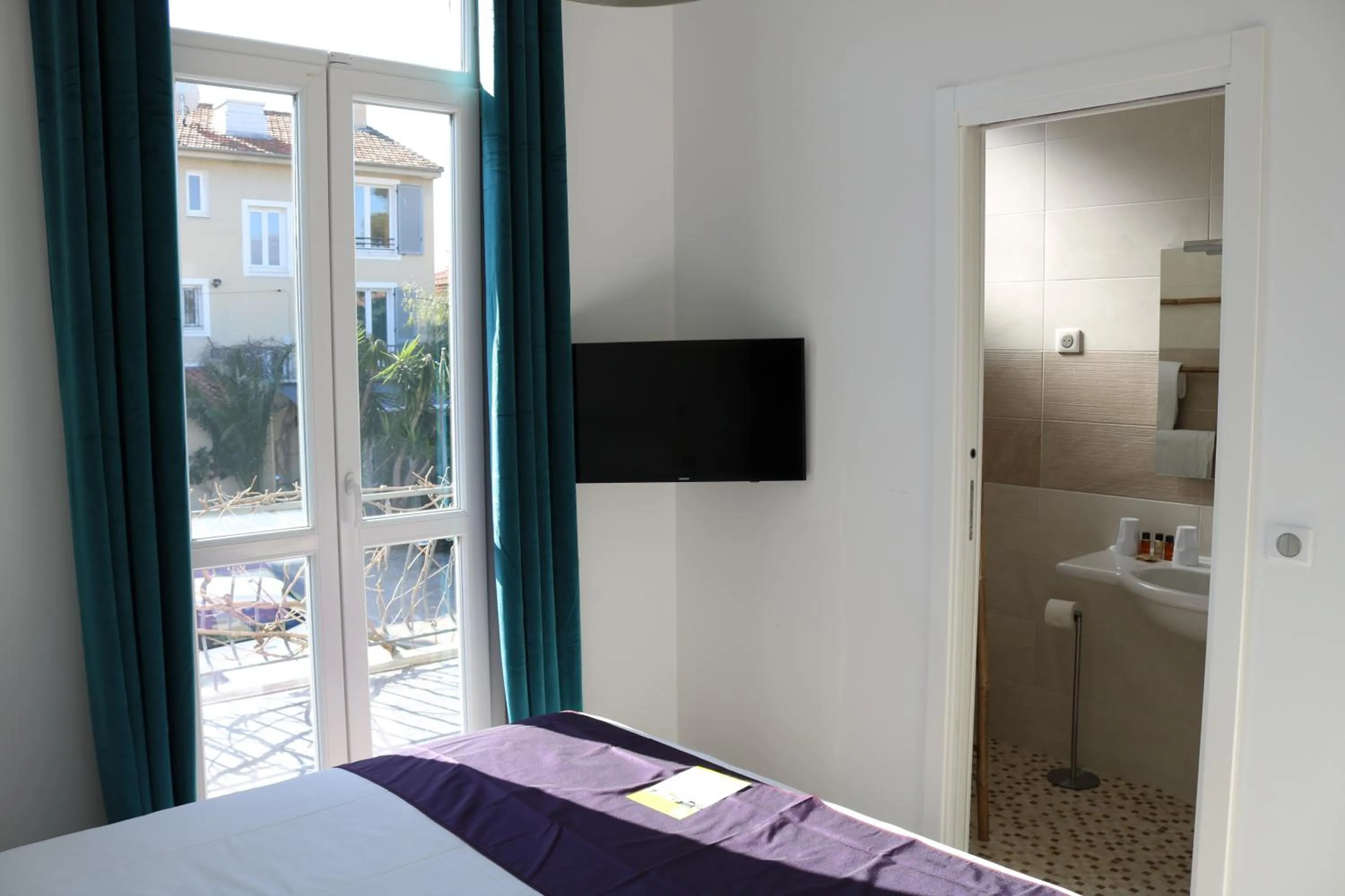 Photo of the whole room, Bed in Hôtel du Bord de Mer "Le Vanillé"