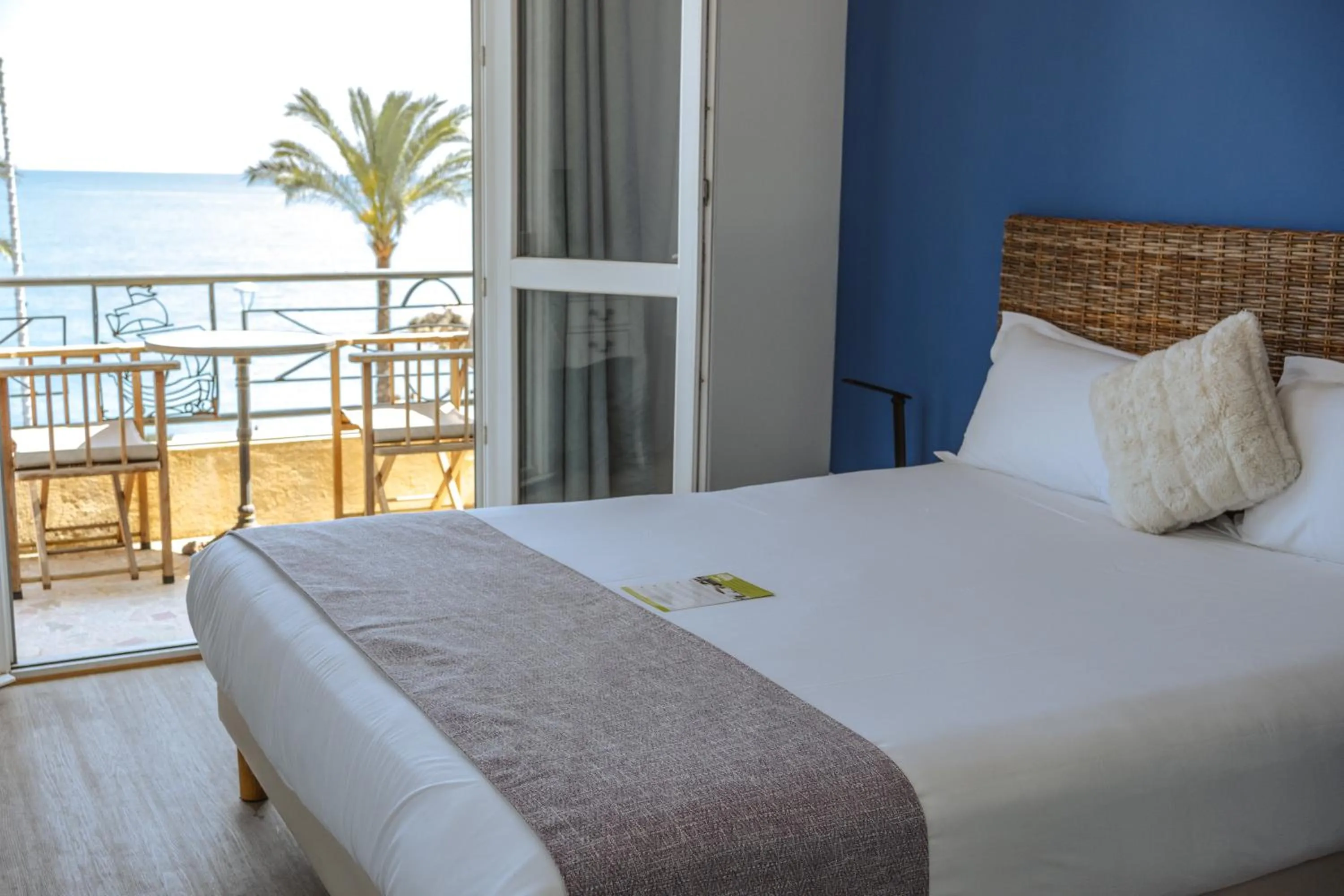 View (from property/room), Bed in Hôtel du Bord de Mer "Le Vanillé"