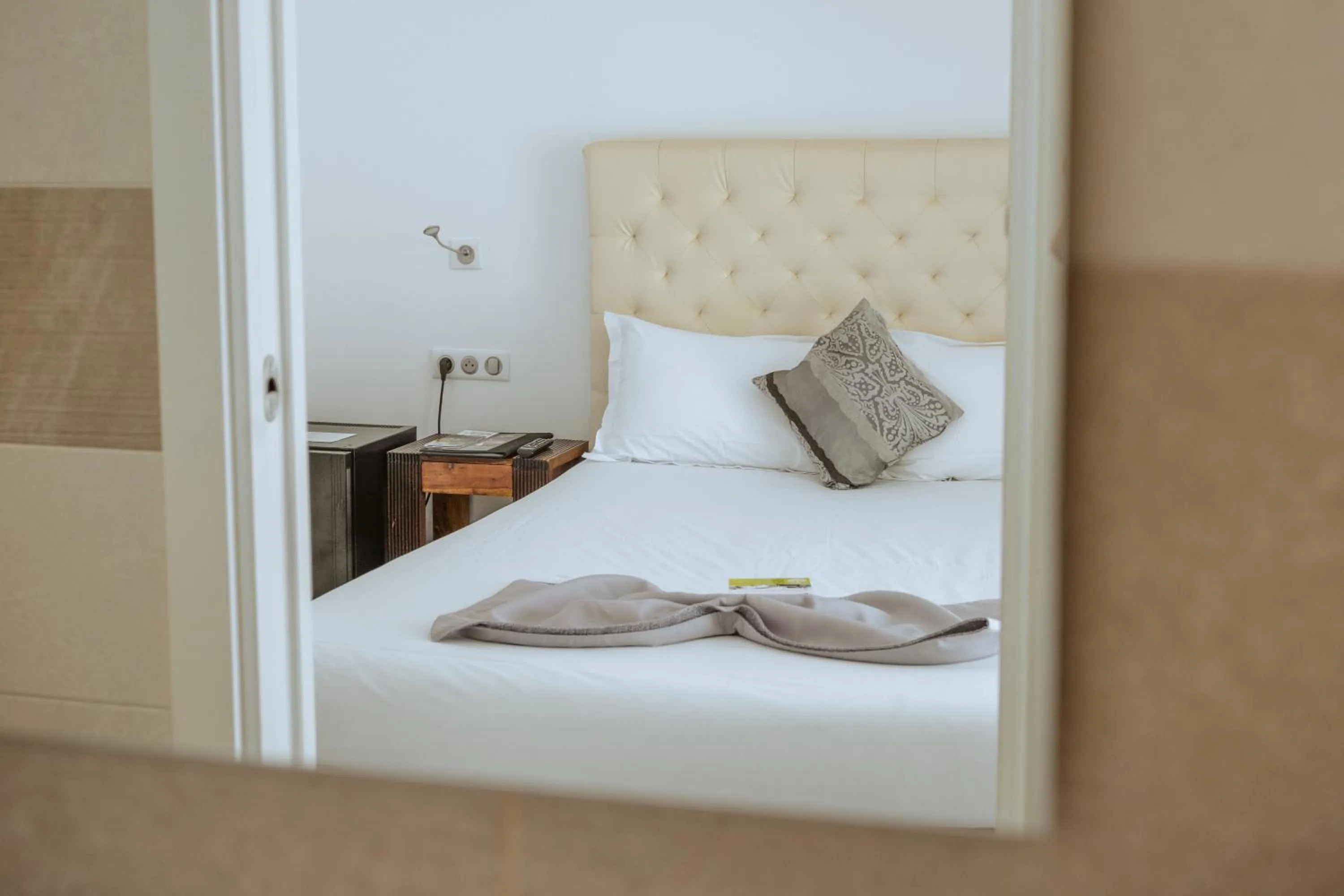 Bed in Hôtel du Bord de Mer "Le Vanillé"