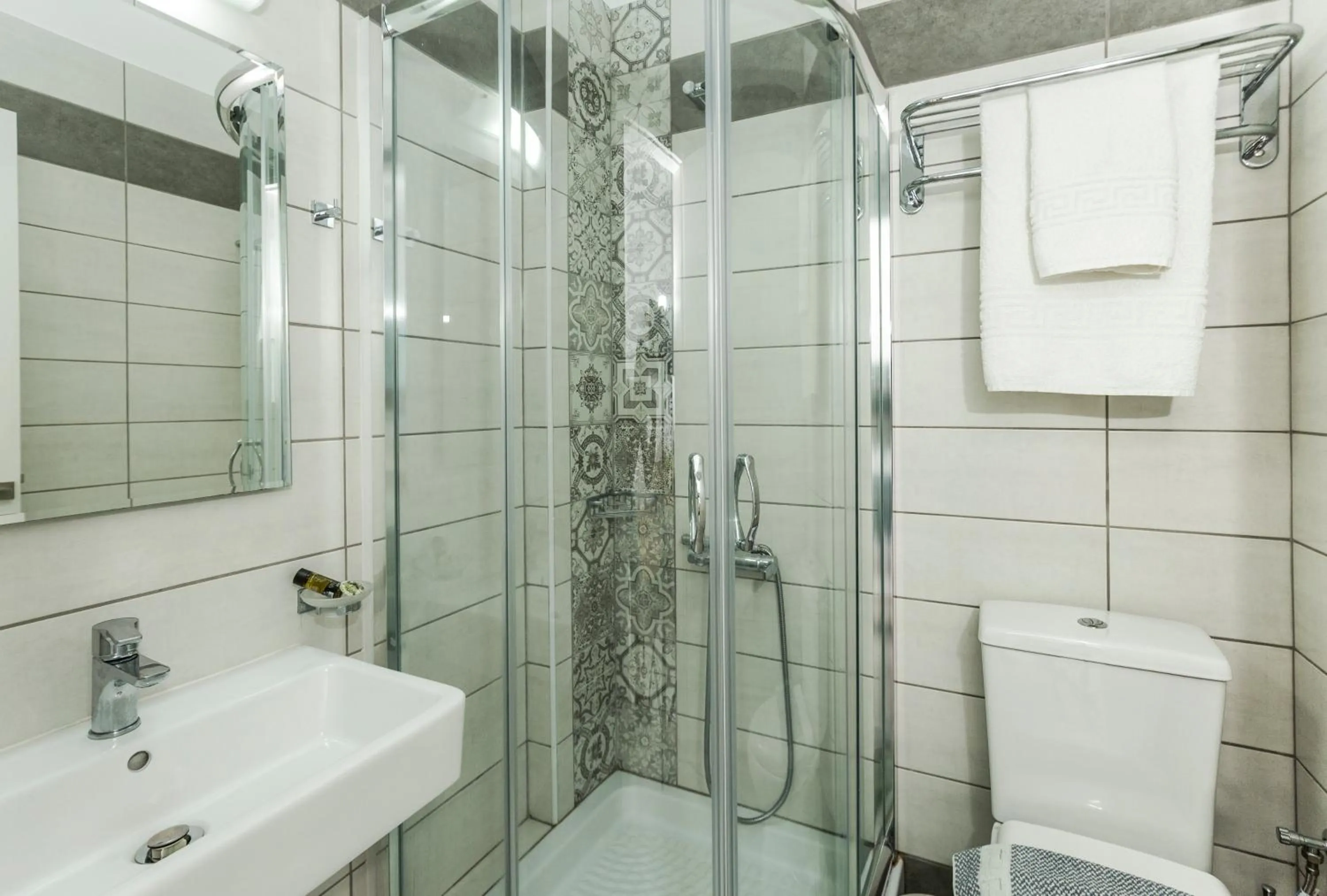 Shower in Castell Hotel