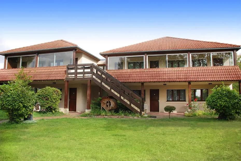 Facade/entrance in The Originals Access, Hôtel La Dousseine, Dreux Nord