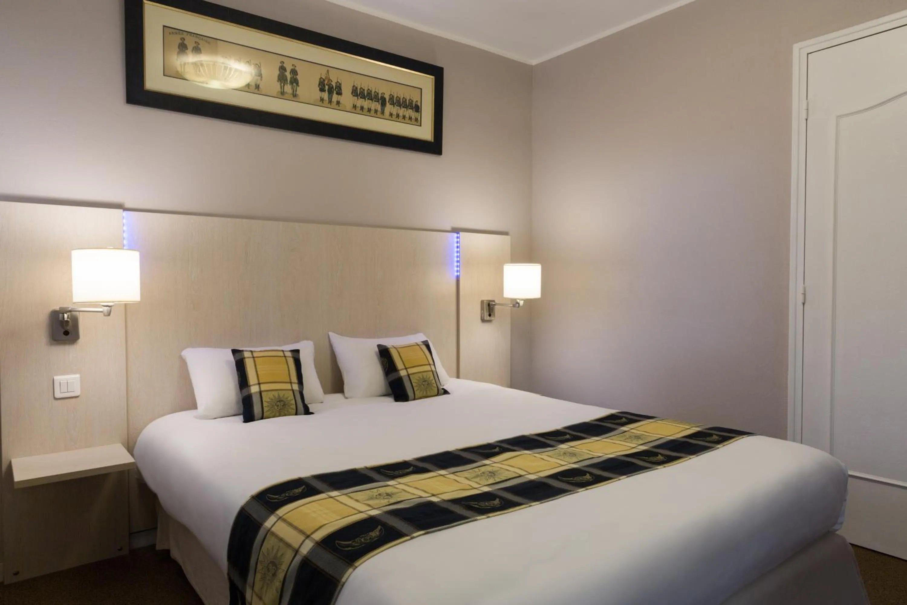 Bed in The Originals Access, Hôtel La Dousseine, Dreux Nord