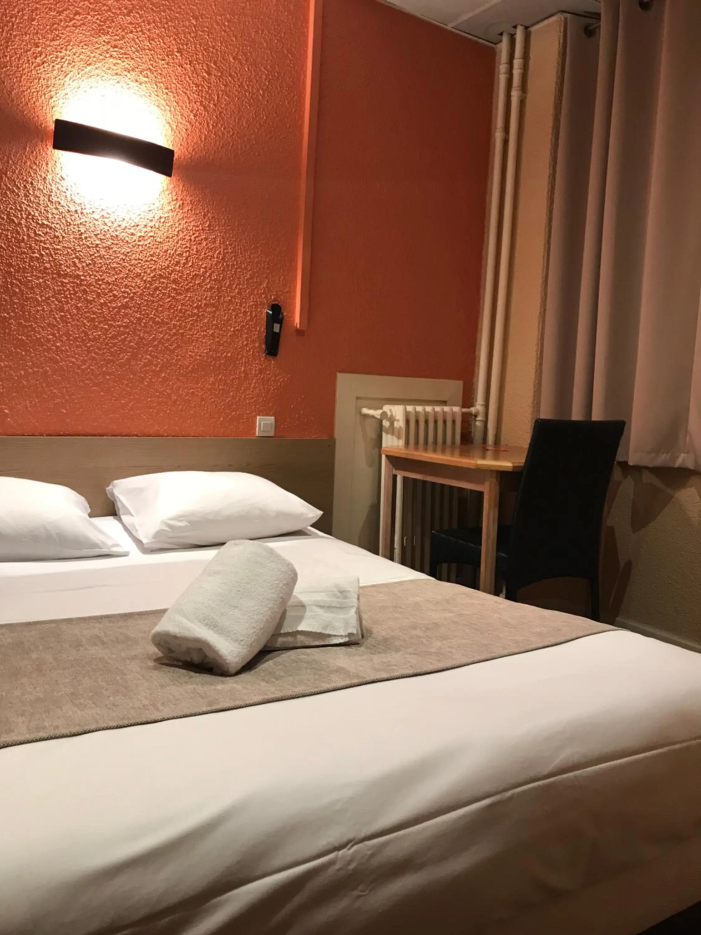 Photo of the whole room, Bed in Hotel de Bretagne