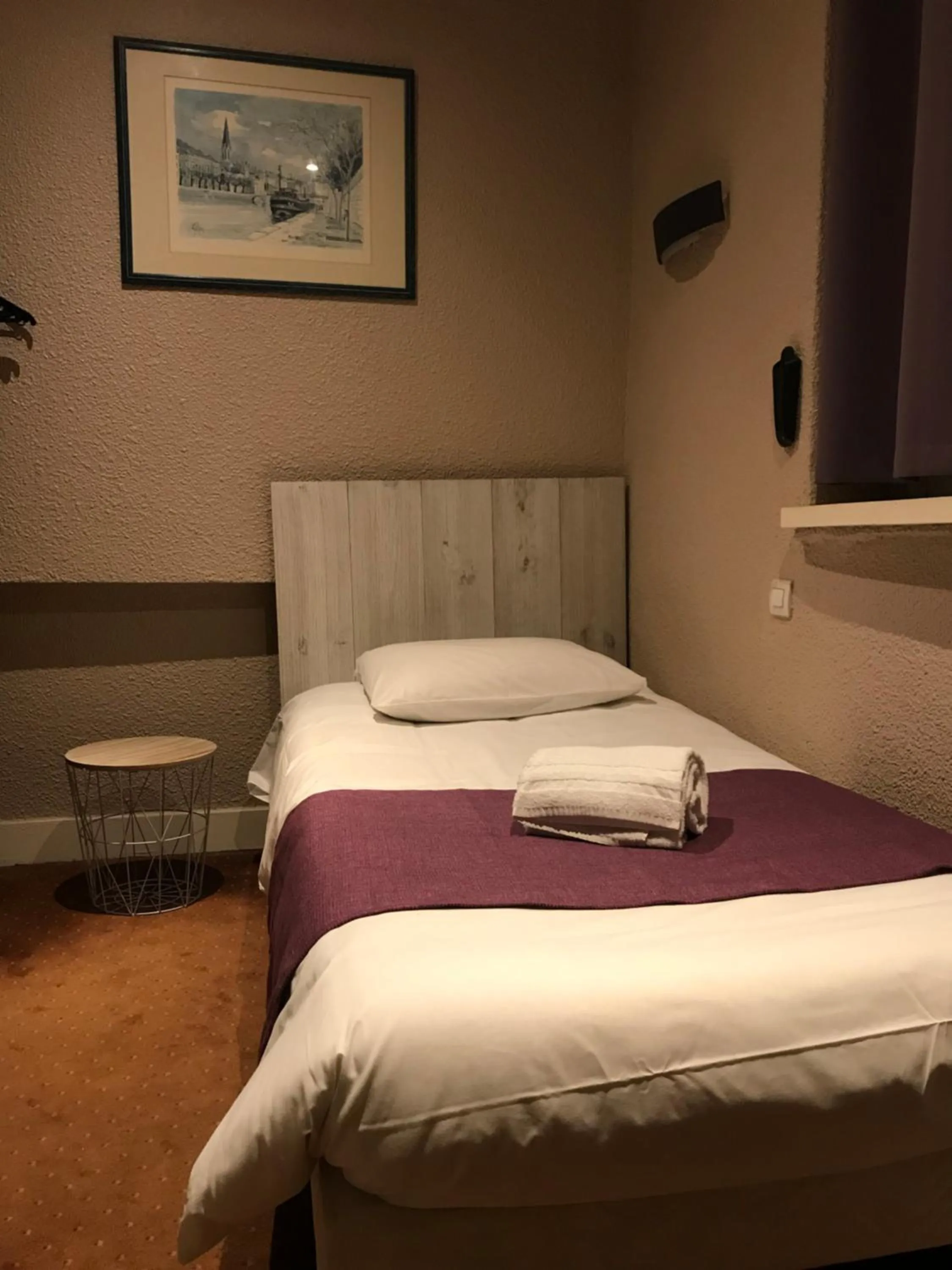 Photo of the whole room, Bed in Hotel de Bretagne