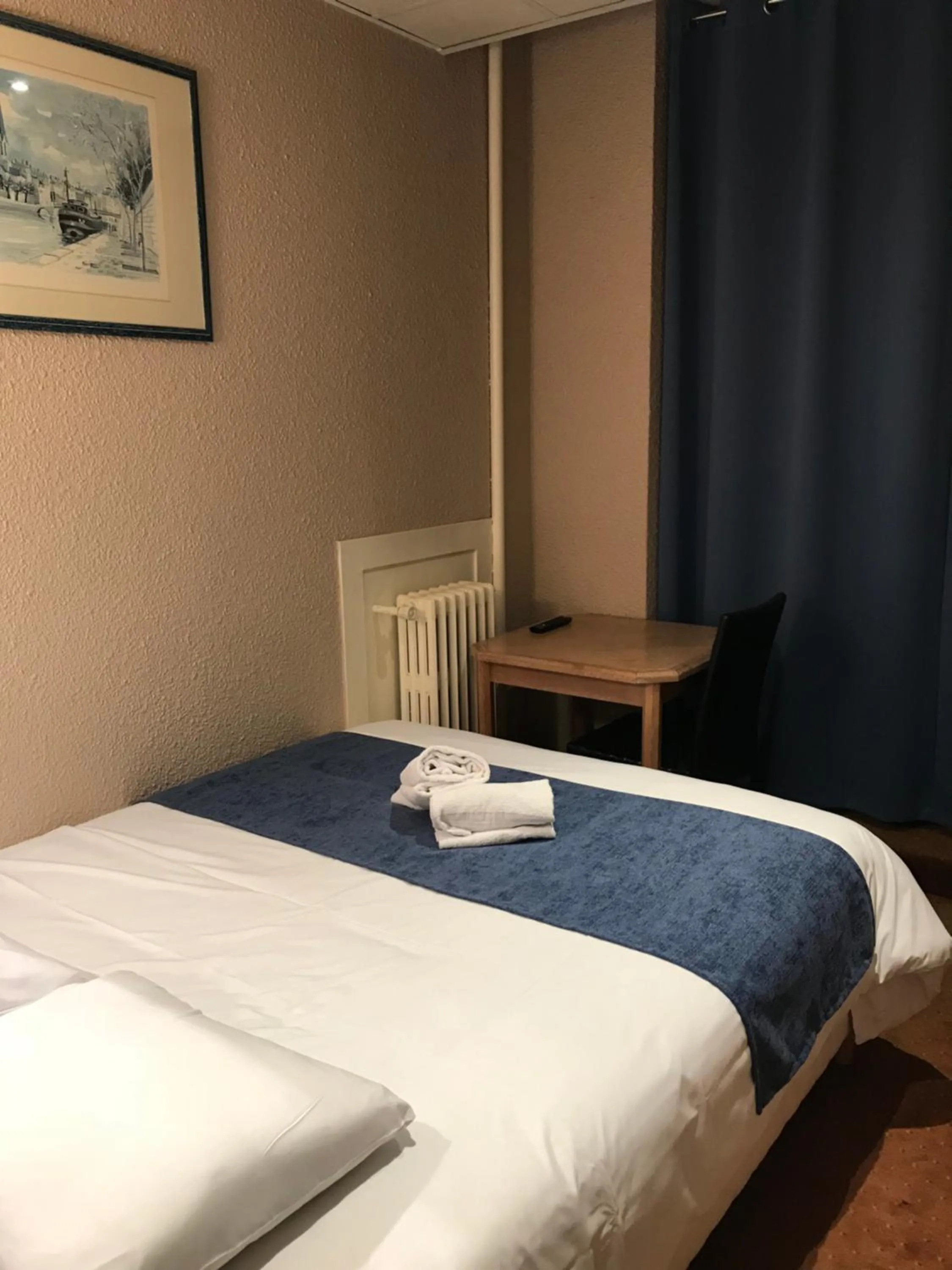 Photo of the whole room, Bed in Hotel de Bretagne