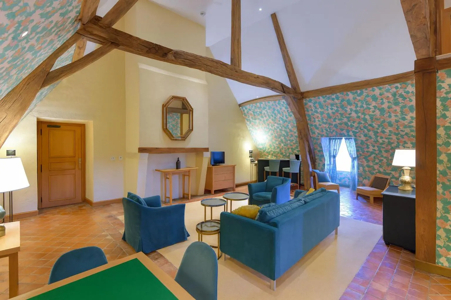 TV and multimedia in Hôtel Golf Château de Chailly