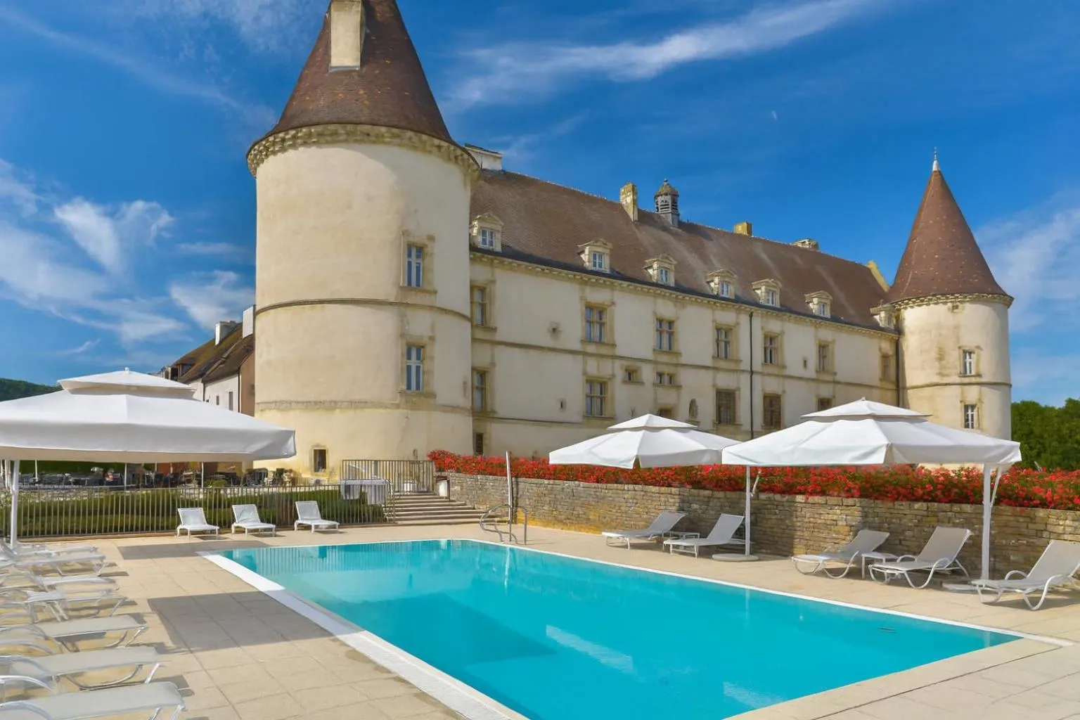 Swimming pool in Hôtel Golf Château de Chailly