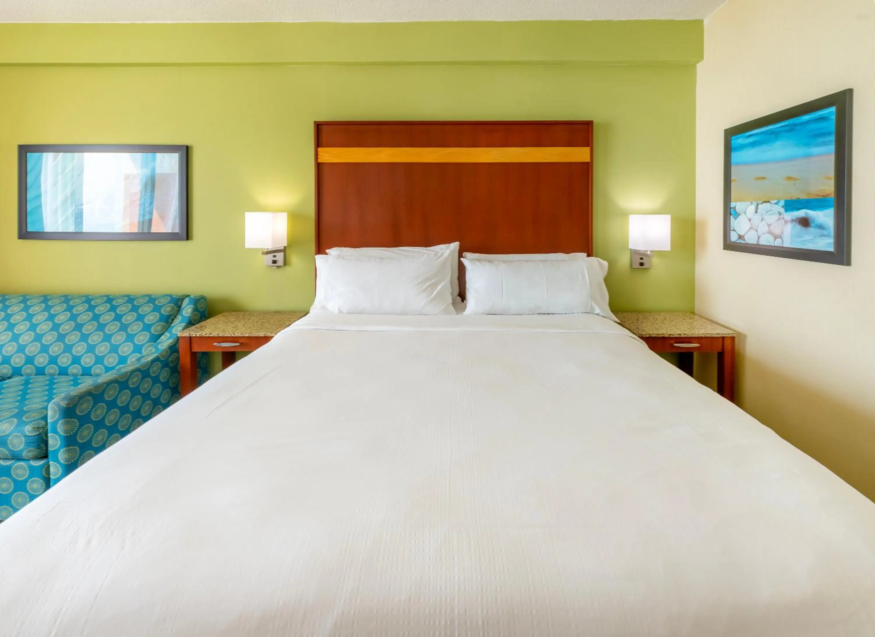 Bed in Holiday Inn & Suites Virginia Beach - North Beach by IHG