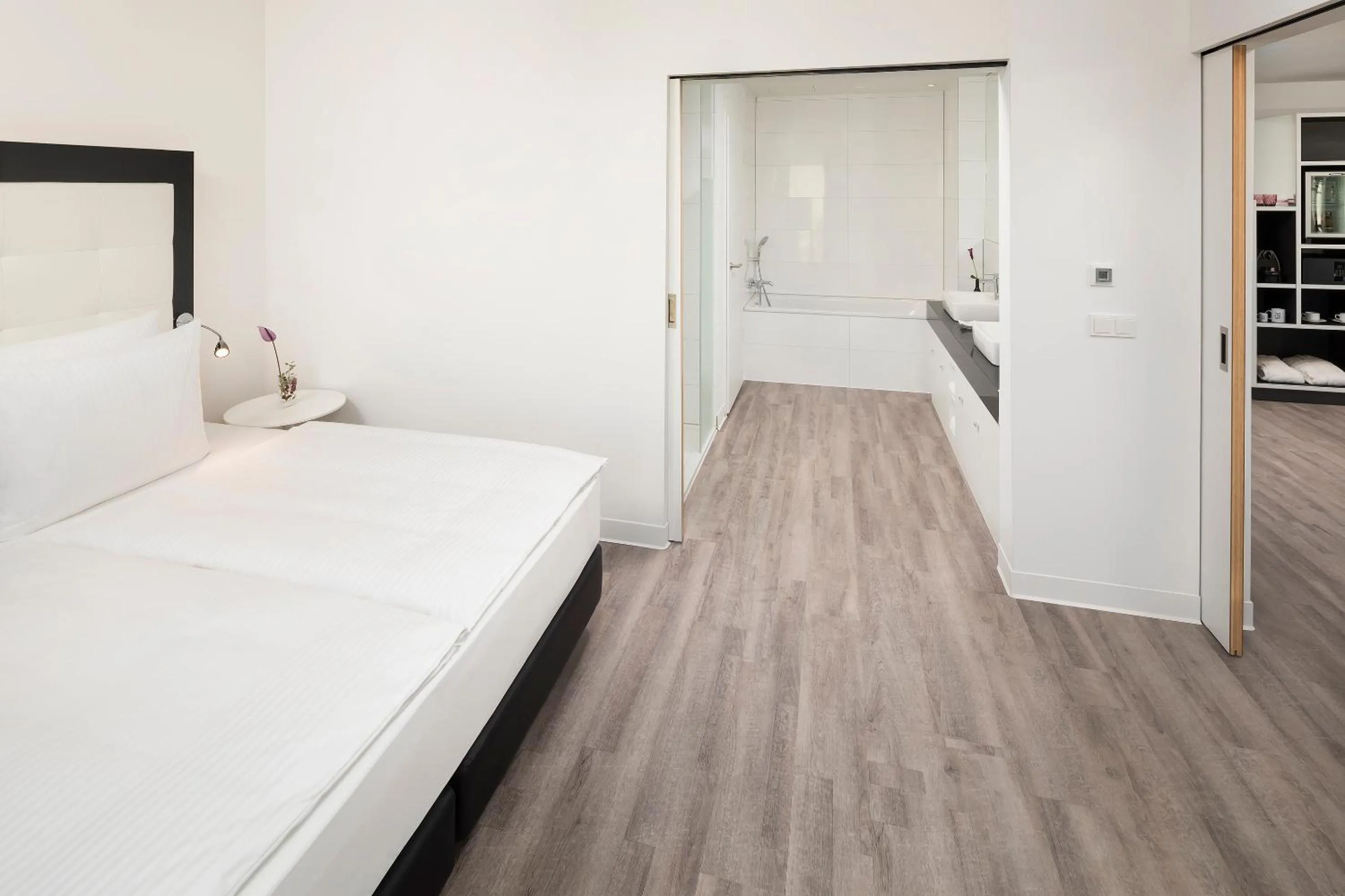 Shower, Bed in INNSiDE by Meliá Frankfurt Ostend