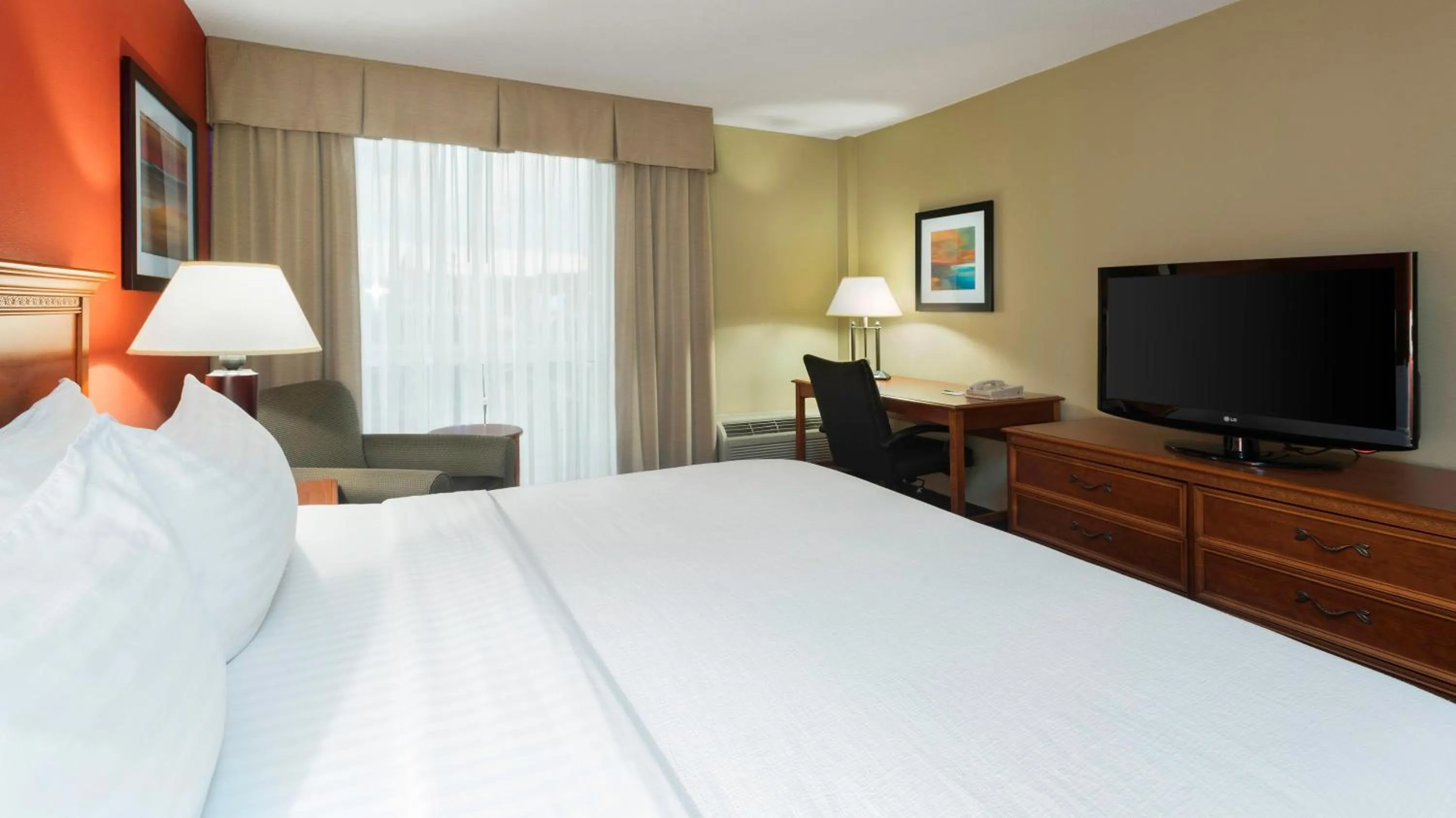 Photo of the whole room, Bed in Holiday Inn Cincinnati-Riverfront by IHG