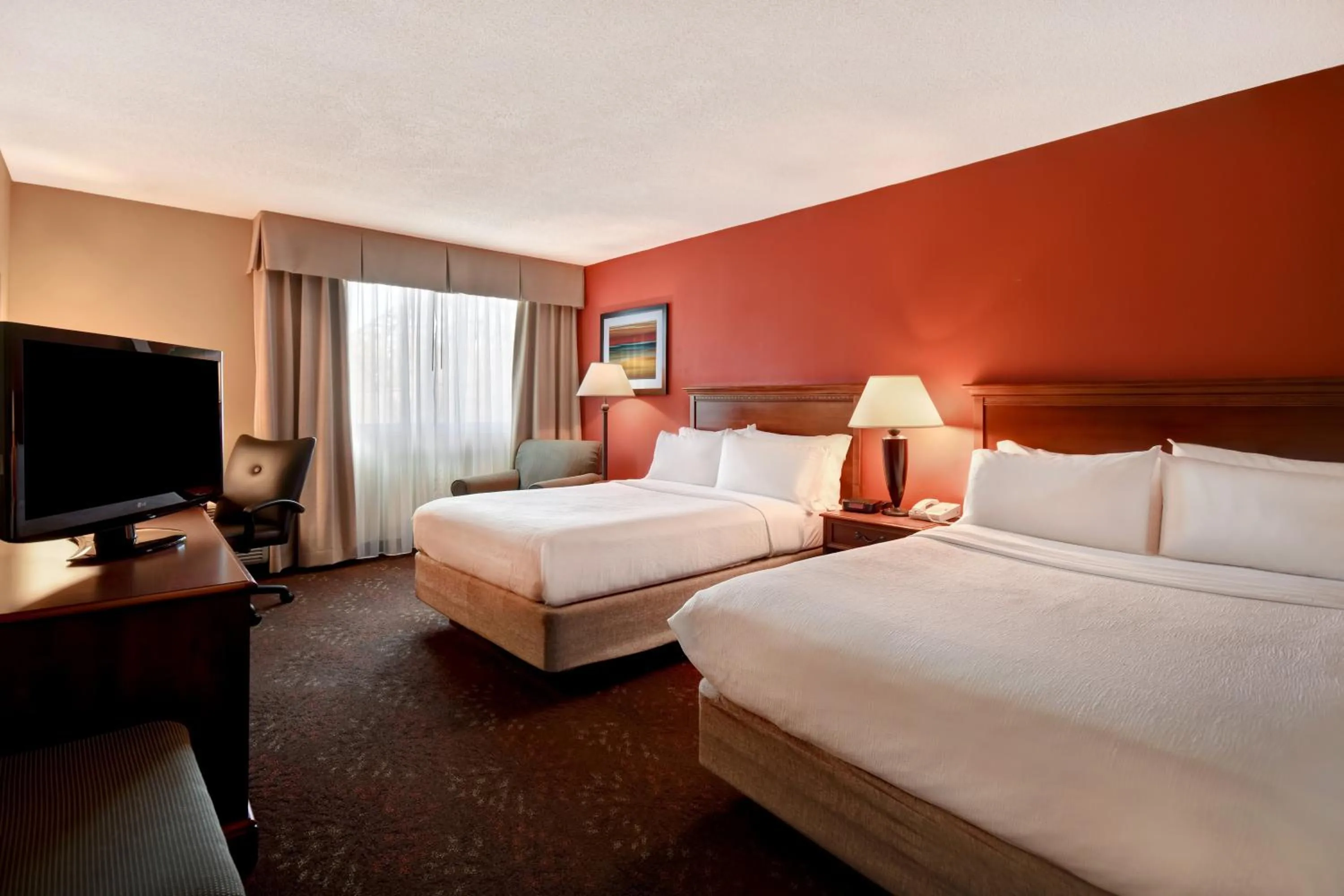 Photo of the whole room, Bed in Holiday Inn Cincinnati-Riverfront by IHG