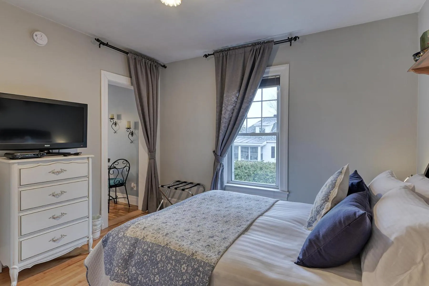 Bedroom, Bed in La Maison Collins B&B