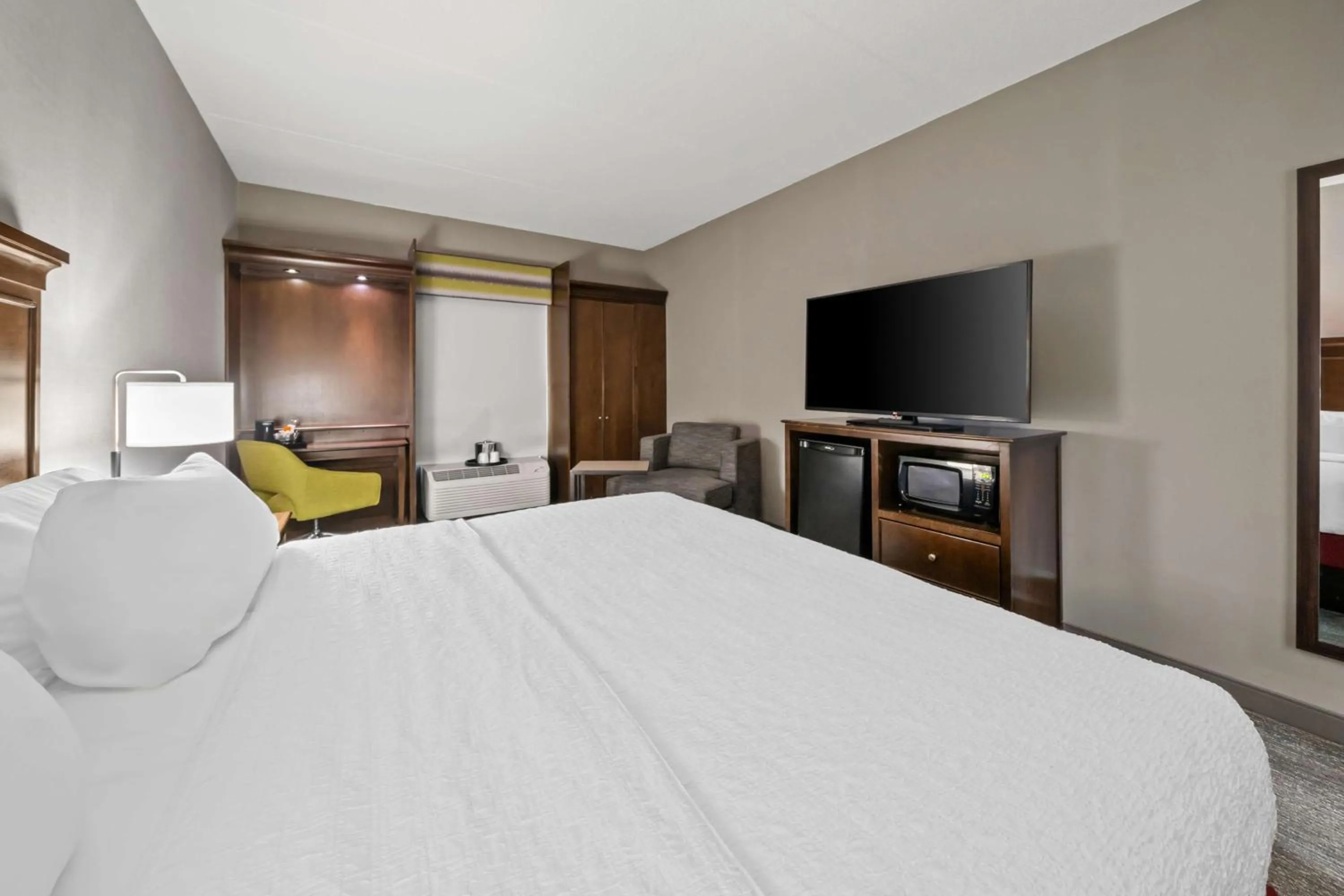 Bed in Hampton Inn New Bedford/Fairhaven