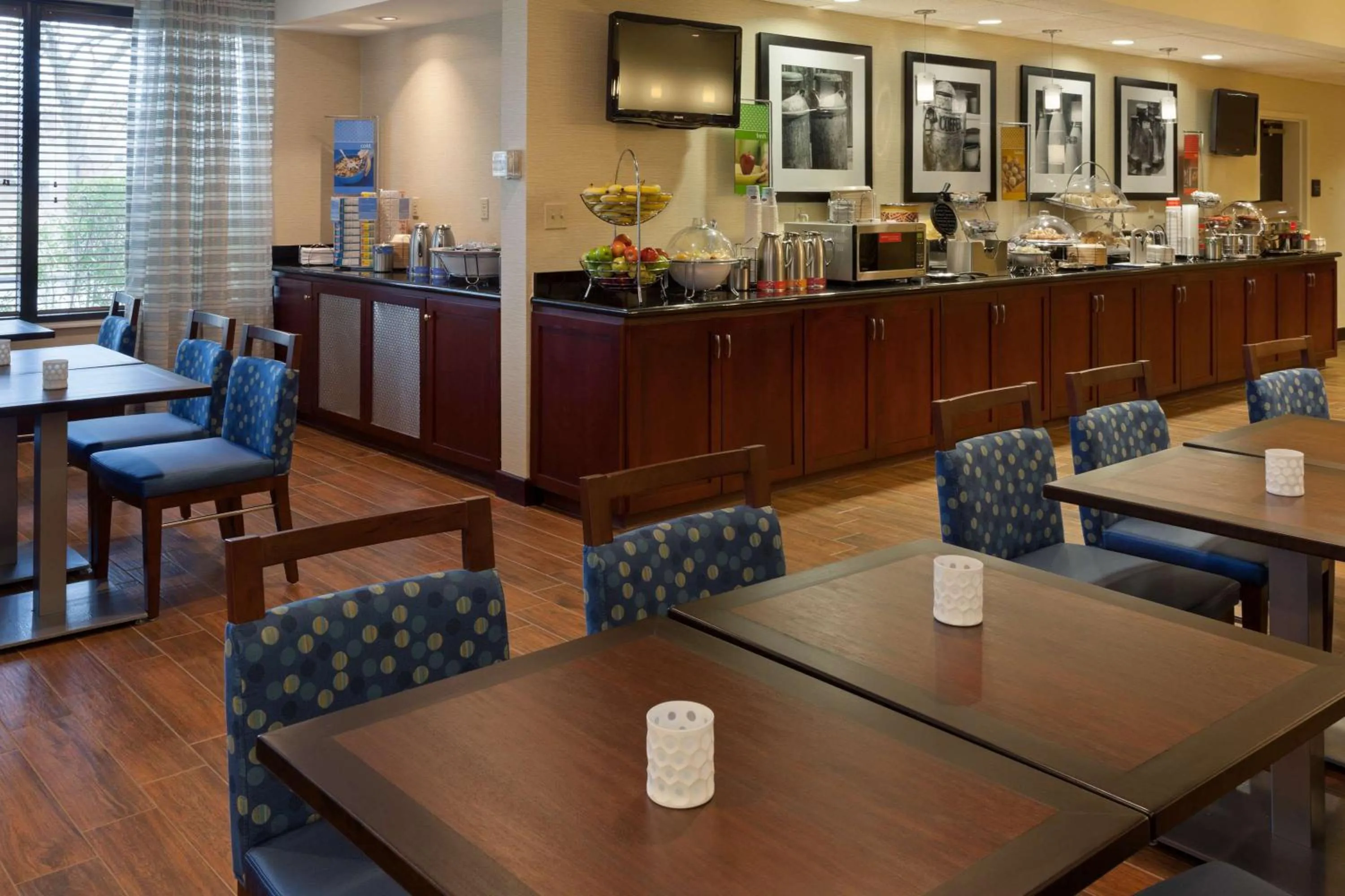 Dining area in Hampton Inn New Bedford/Fairhaven