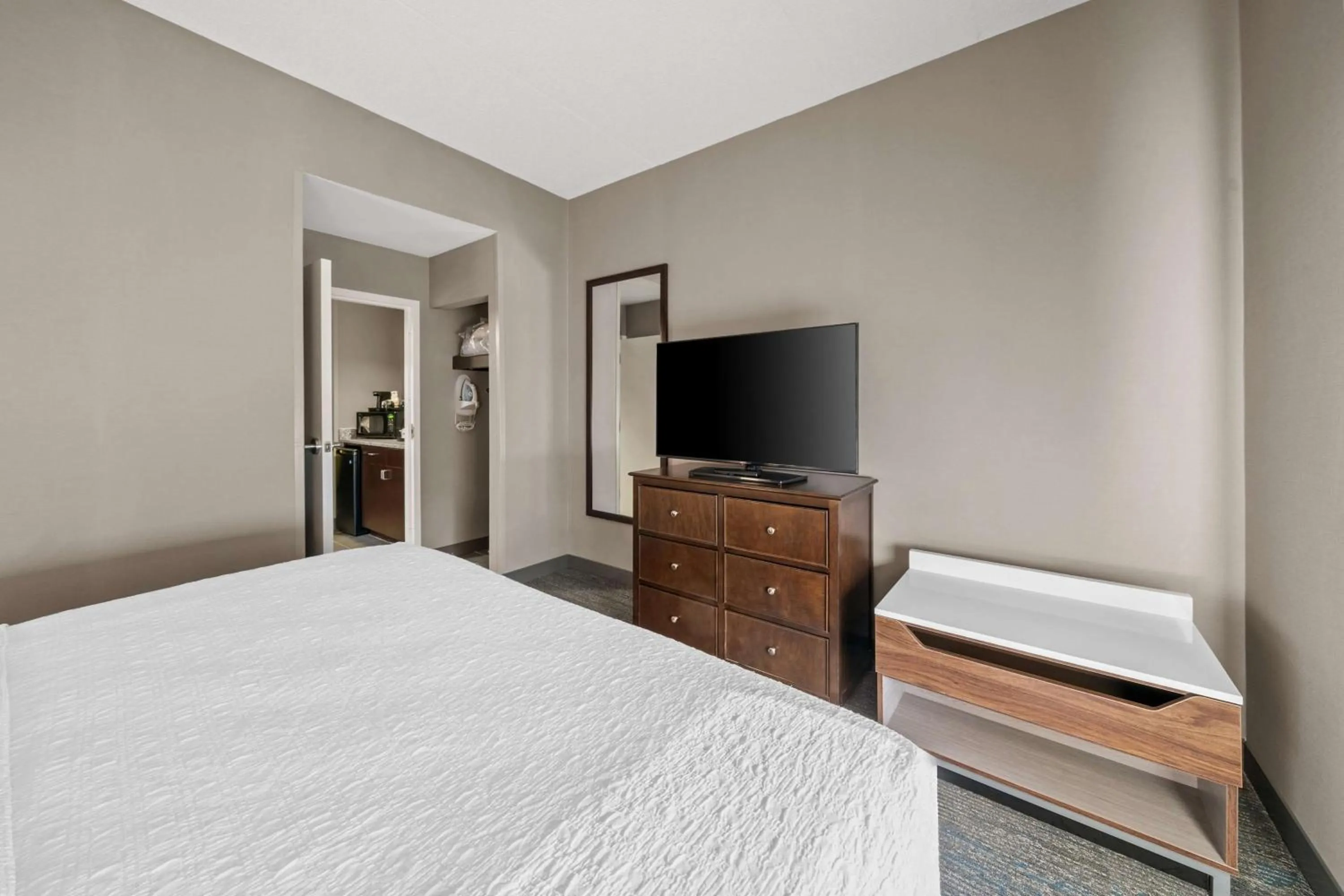 Photo of the whole room, Bed in Hampton Inn New Bedford/Fairhaven