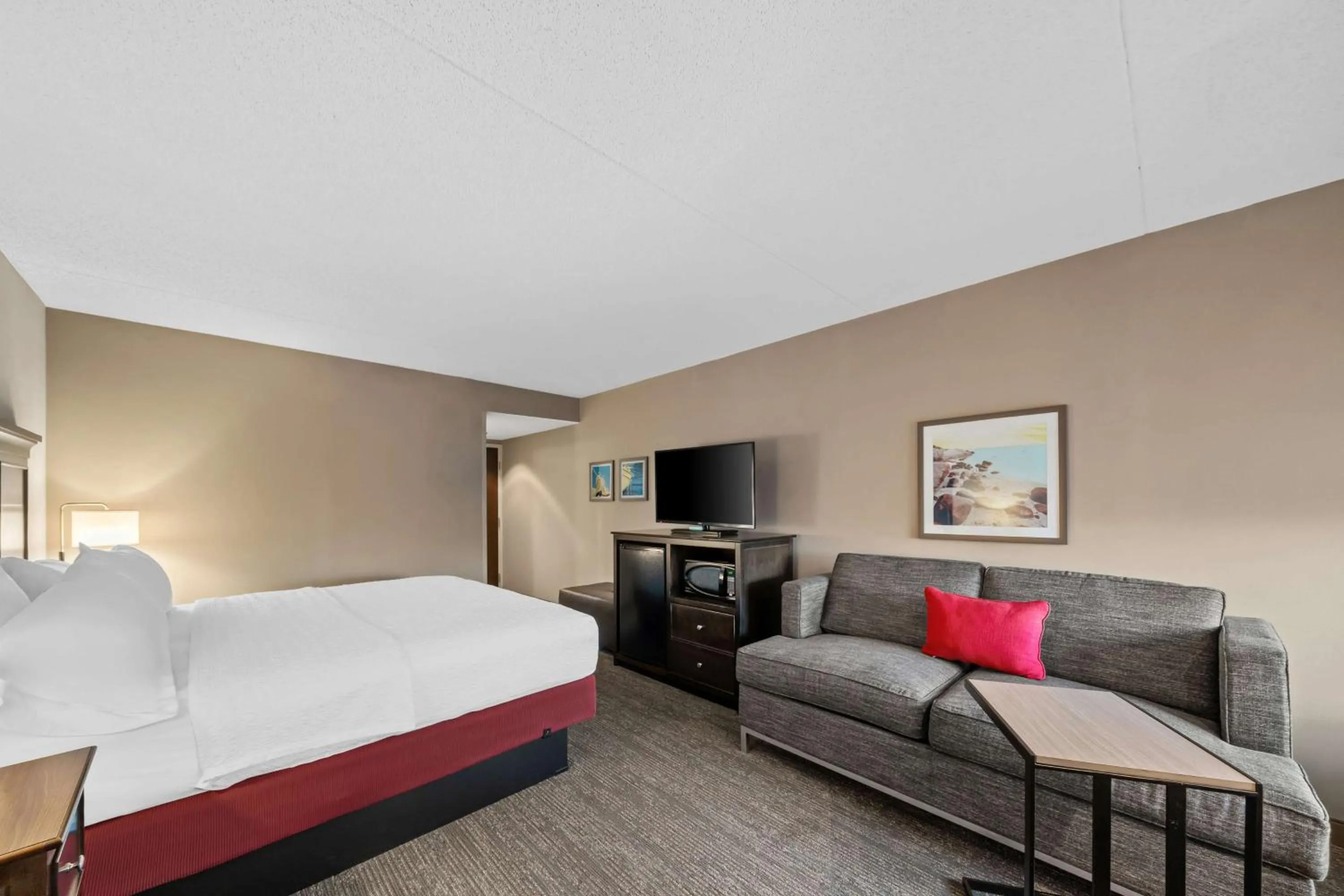 Living room, Bed in Hampton Inn New Bedford/Fairhaven