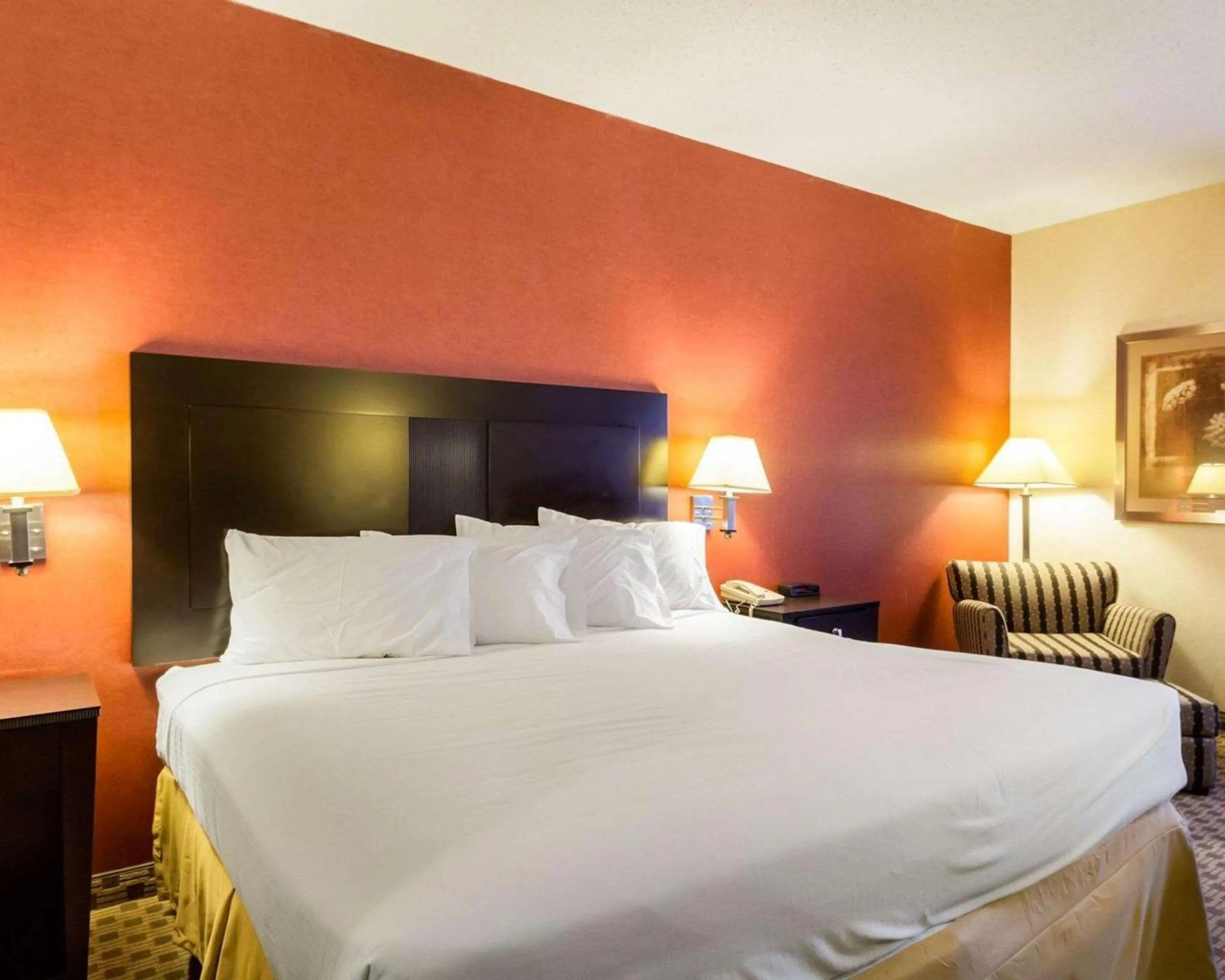 Bedroom, Bed in Quality Inn & Suites Oakwood Village - Cleveland South