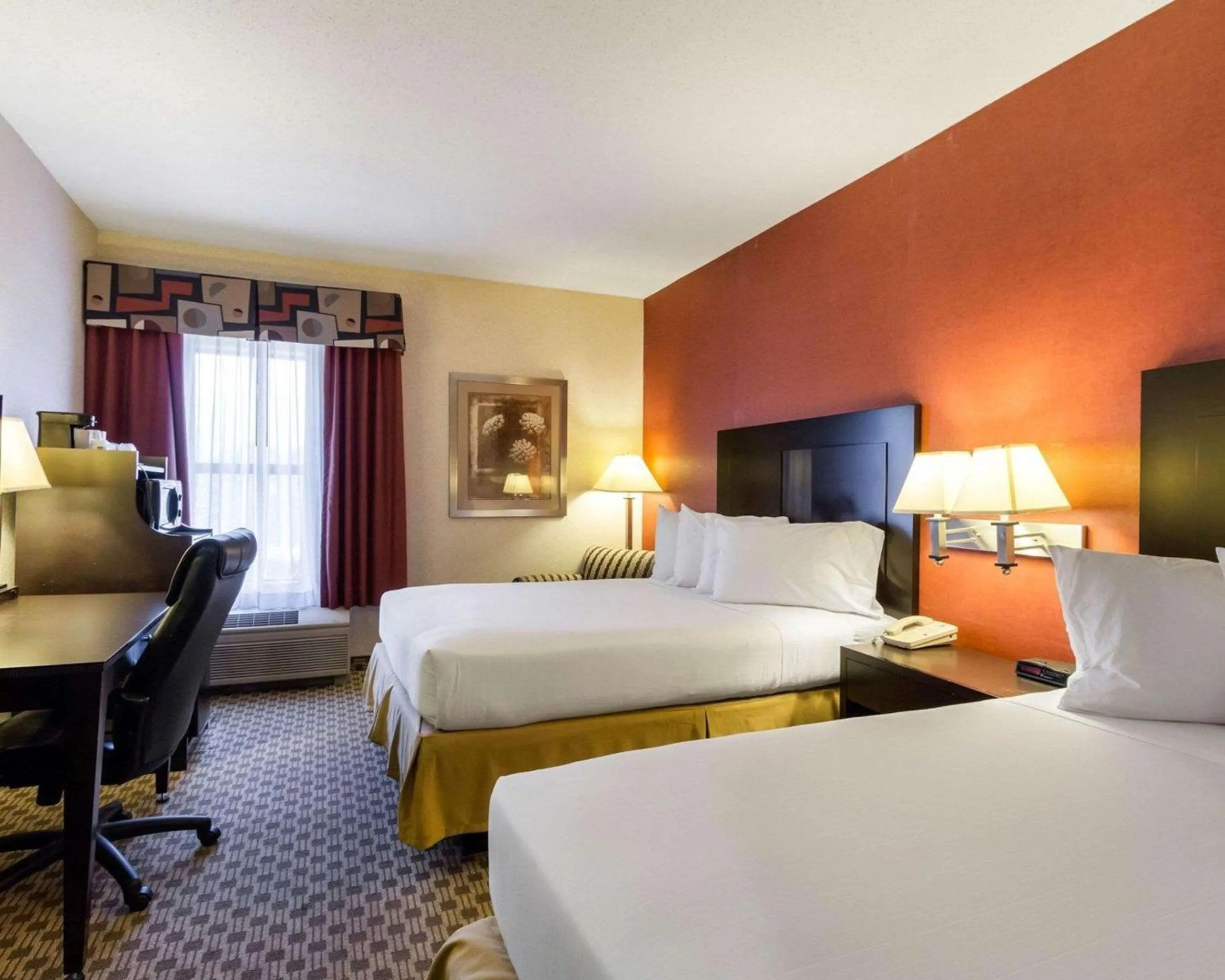 Bedroom, Bed in Quality Inn & Suites Oakwood Village - Cleveland South
