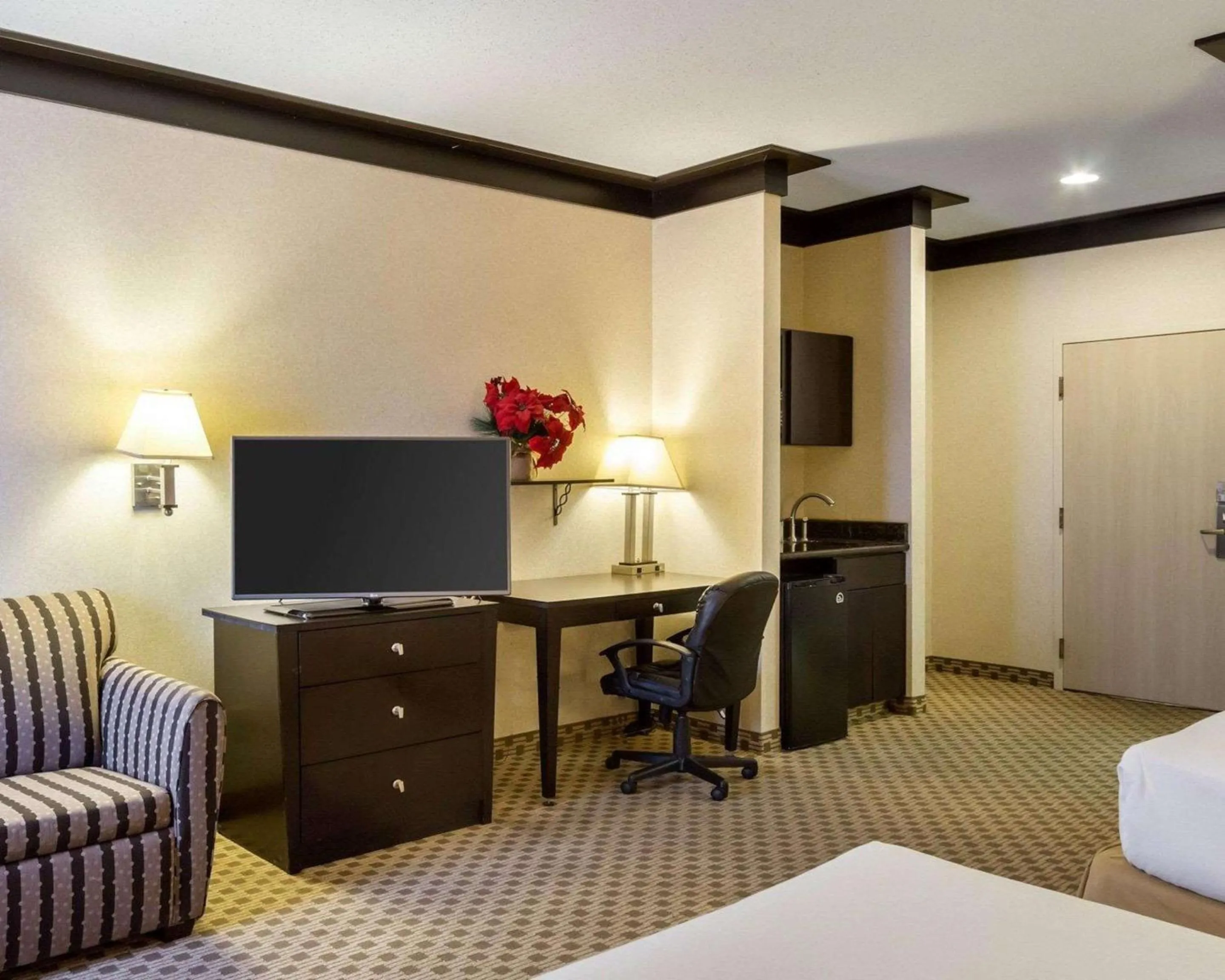 Bedroom, Bed in Quality Inn & Suites Oakwood Village - Cleveland South