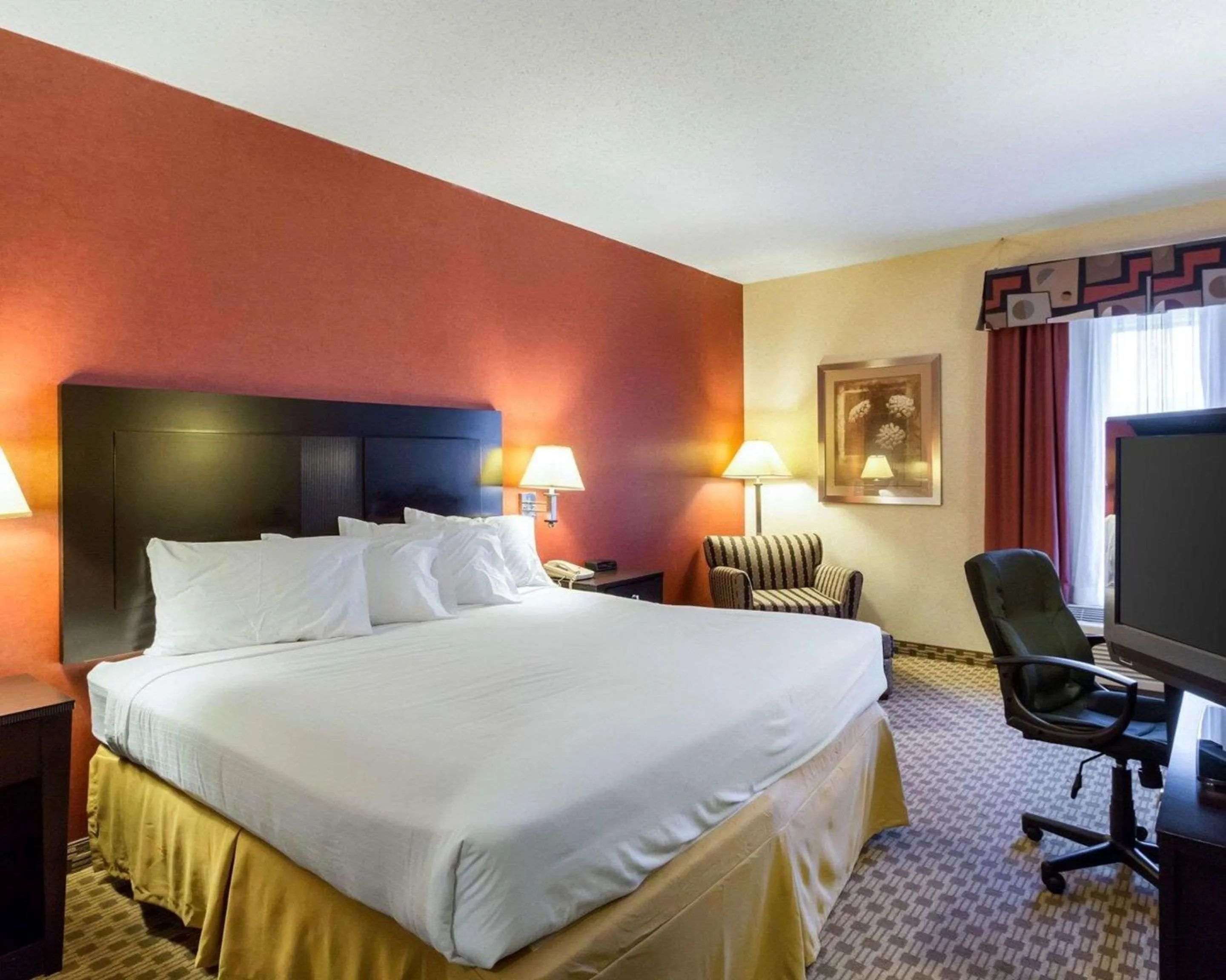 Bedroom, Bed in Quality Inn & Suites Oakwood Village - Cleveland South