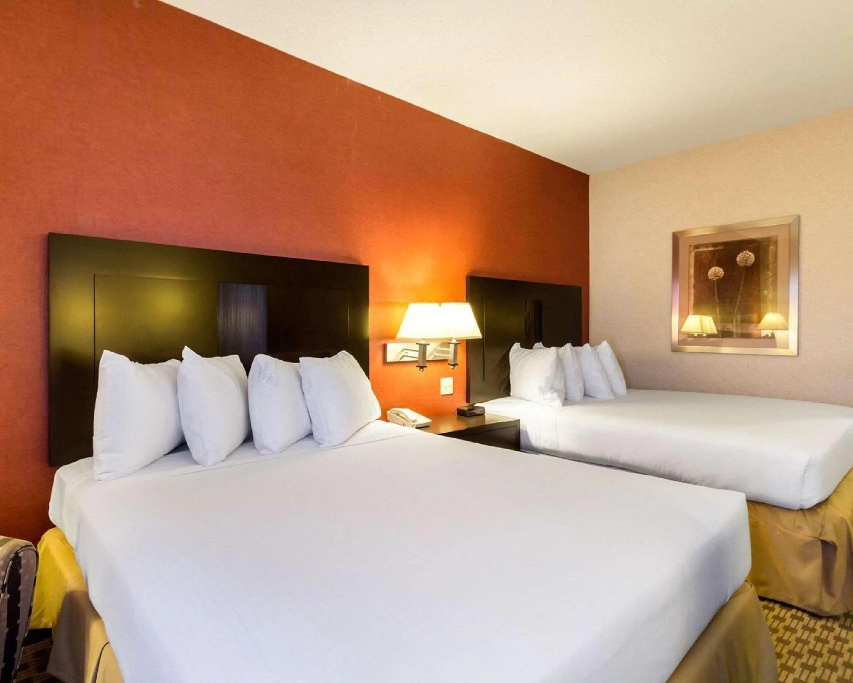 Bedroom, Bed in Quality Inn & Suites Oakwood Village - Cleveland South
