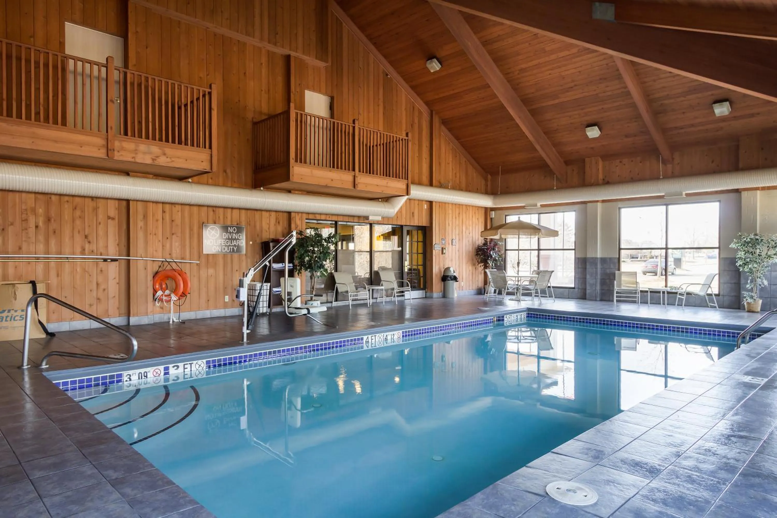 Swimming pool in Quality Inn & Suites Oakwood Village - Cleveland South