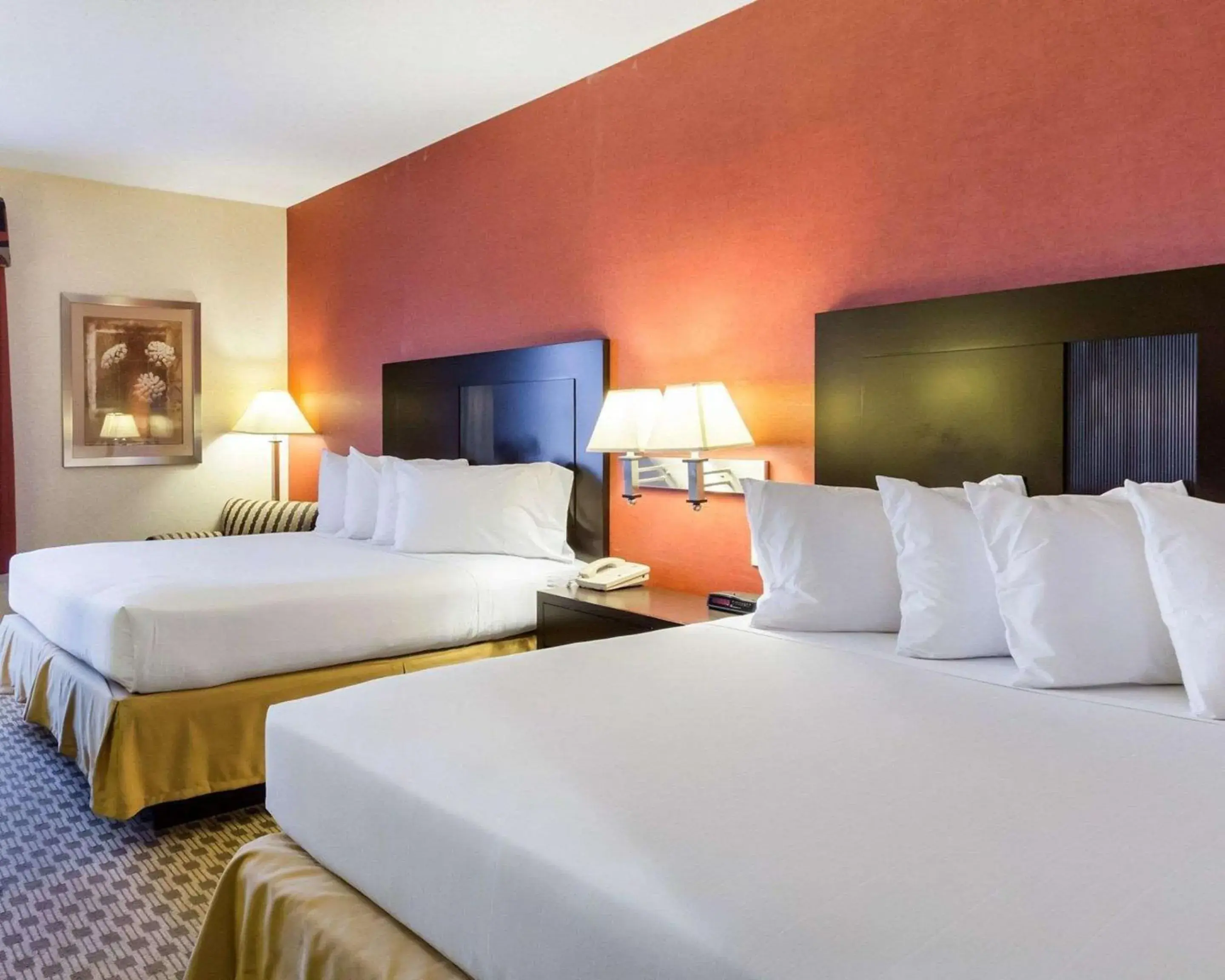 Queen Room with Two Queen Beds - Smoking in Quality Inn & Suites Oakwood Village - Cleveland South Queen Room with Two Queen Beds - Smoking in Quality Inn & Suites Oakwood Village - Cleveland South