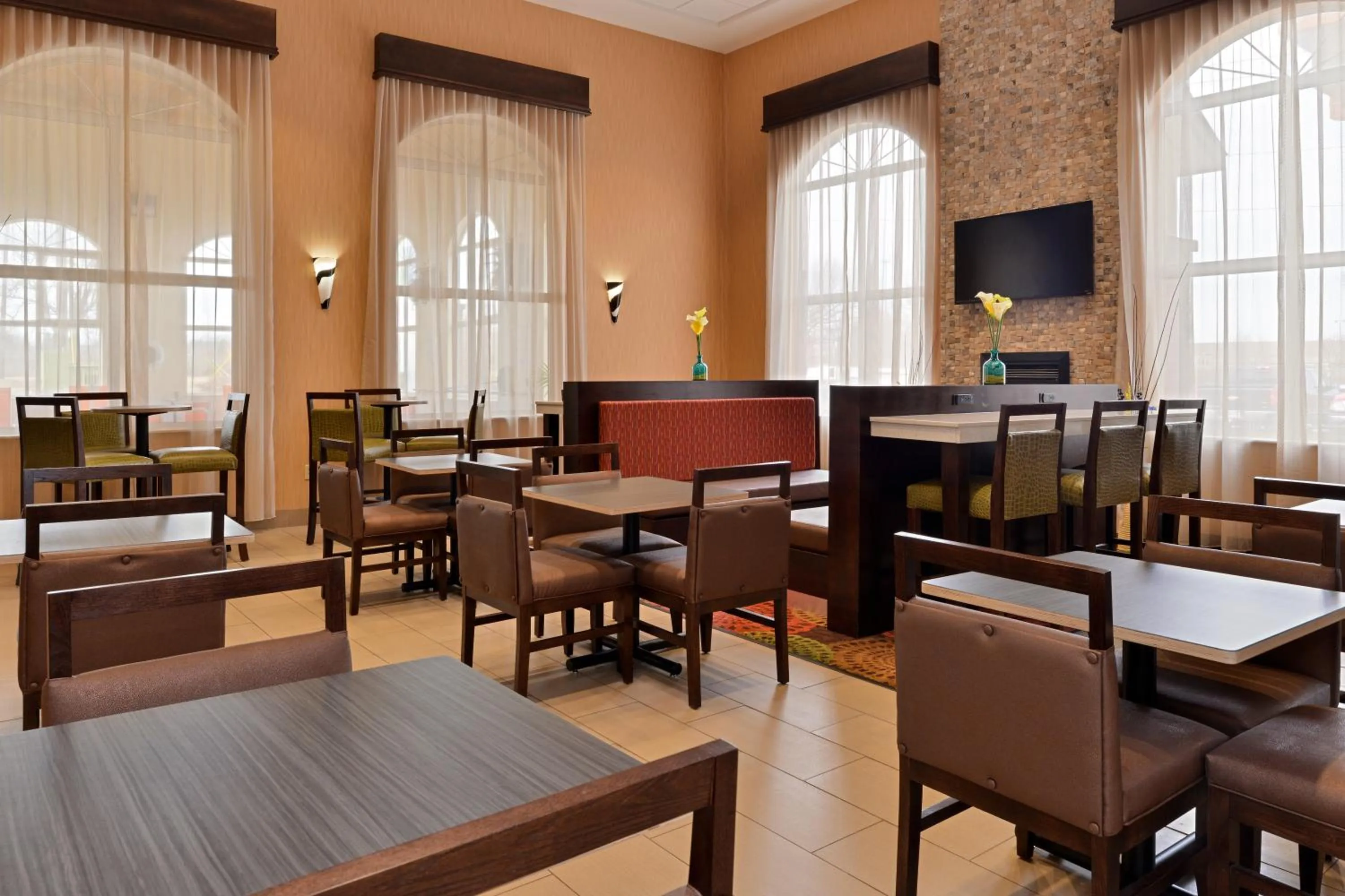 Restaurant/Places to Eat in Holiday Inn Express Hotel & Suites Cincinnati-North/Sharonville