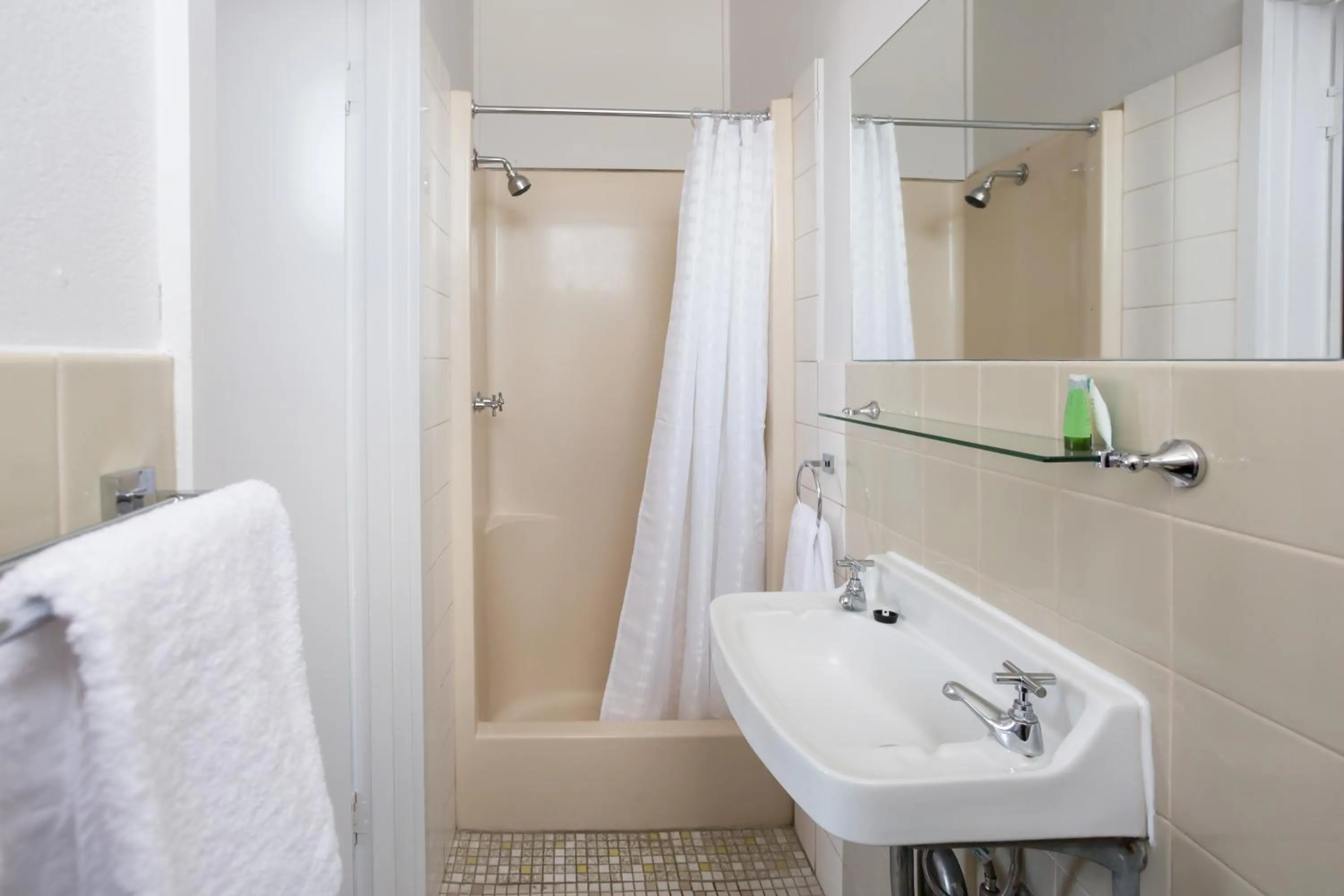 Bathroom in Nightcap at Emerald Star Hotel