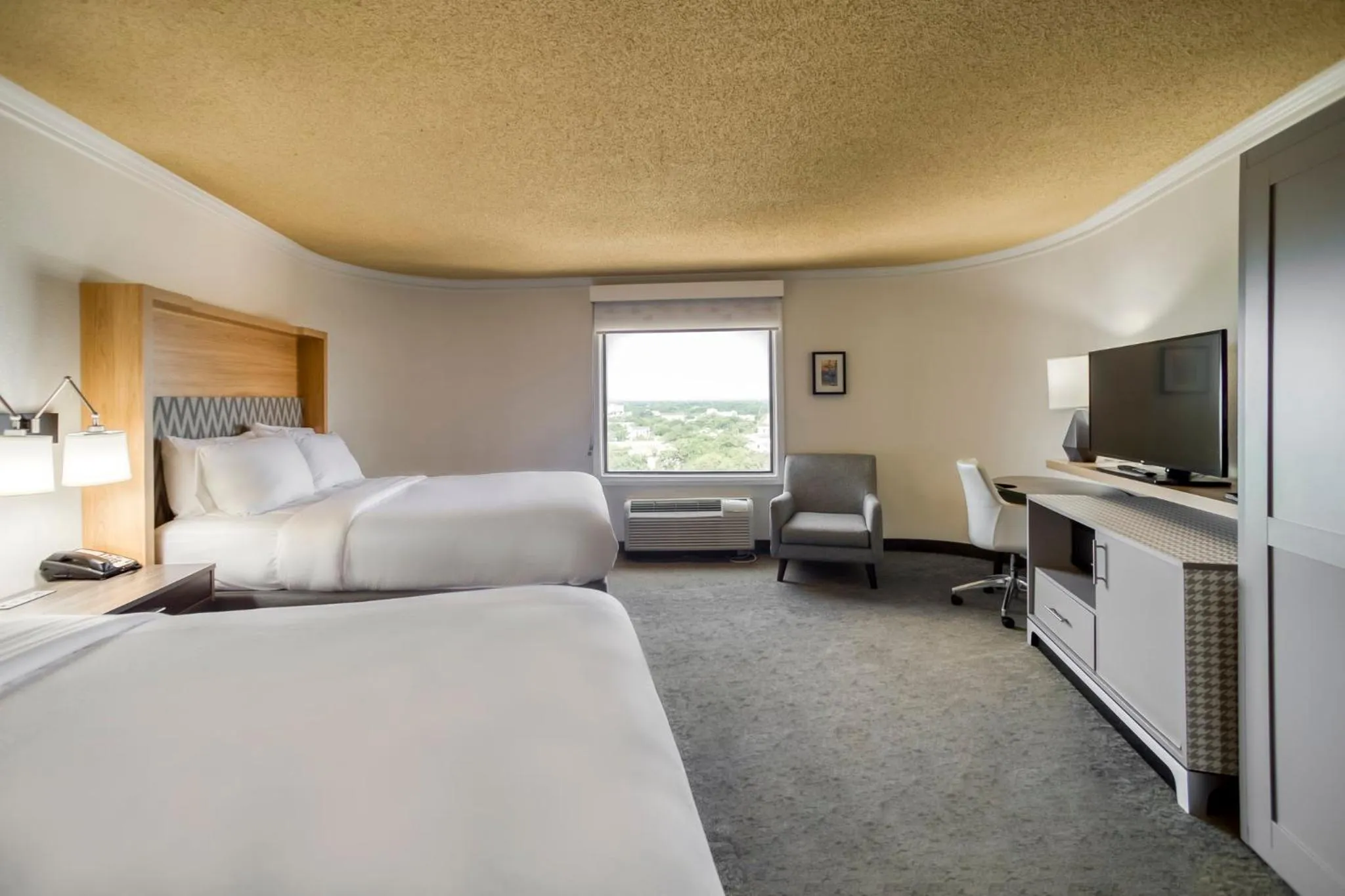 Photo of the whole room, Bed in Holiday Inn Mobile Downtown Historic District by IHG