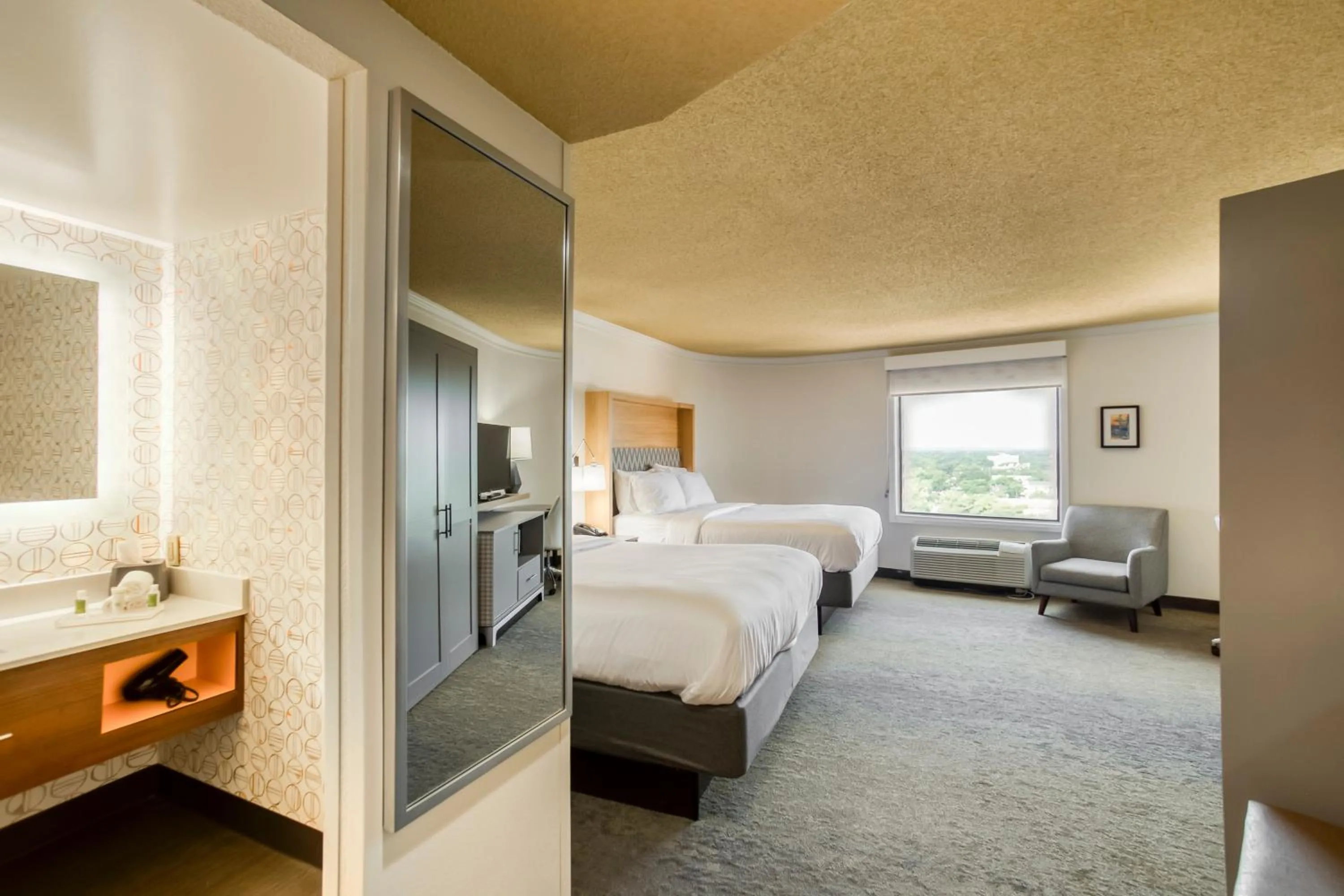 Photo of the whole room, Bed in Holiday Inn Mobile Downtown Historic District by IHG