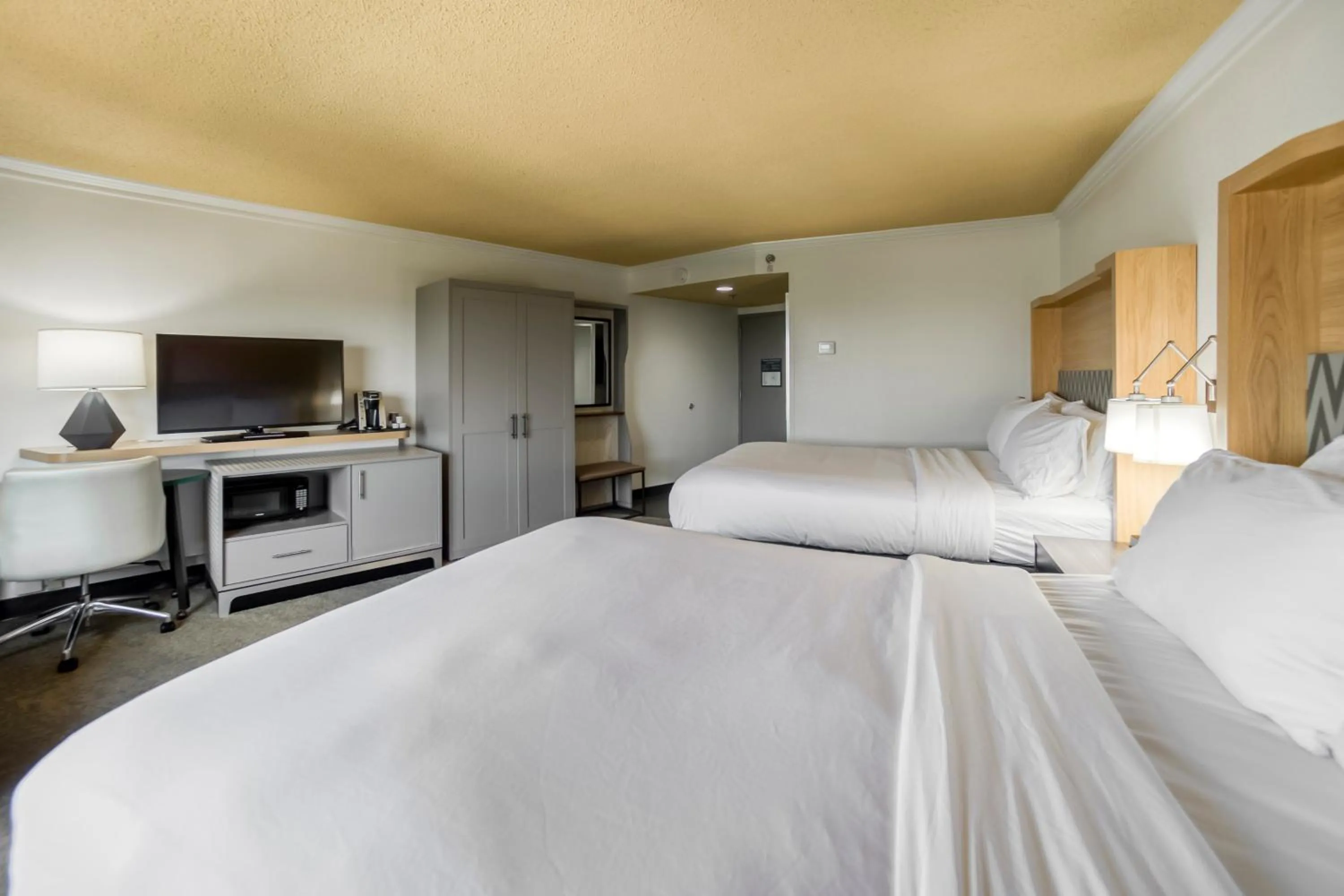 Photo of the whole room, Bed in Holiday Inn Mobile Downtown Historic District by IHG