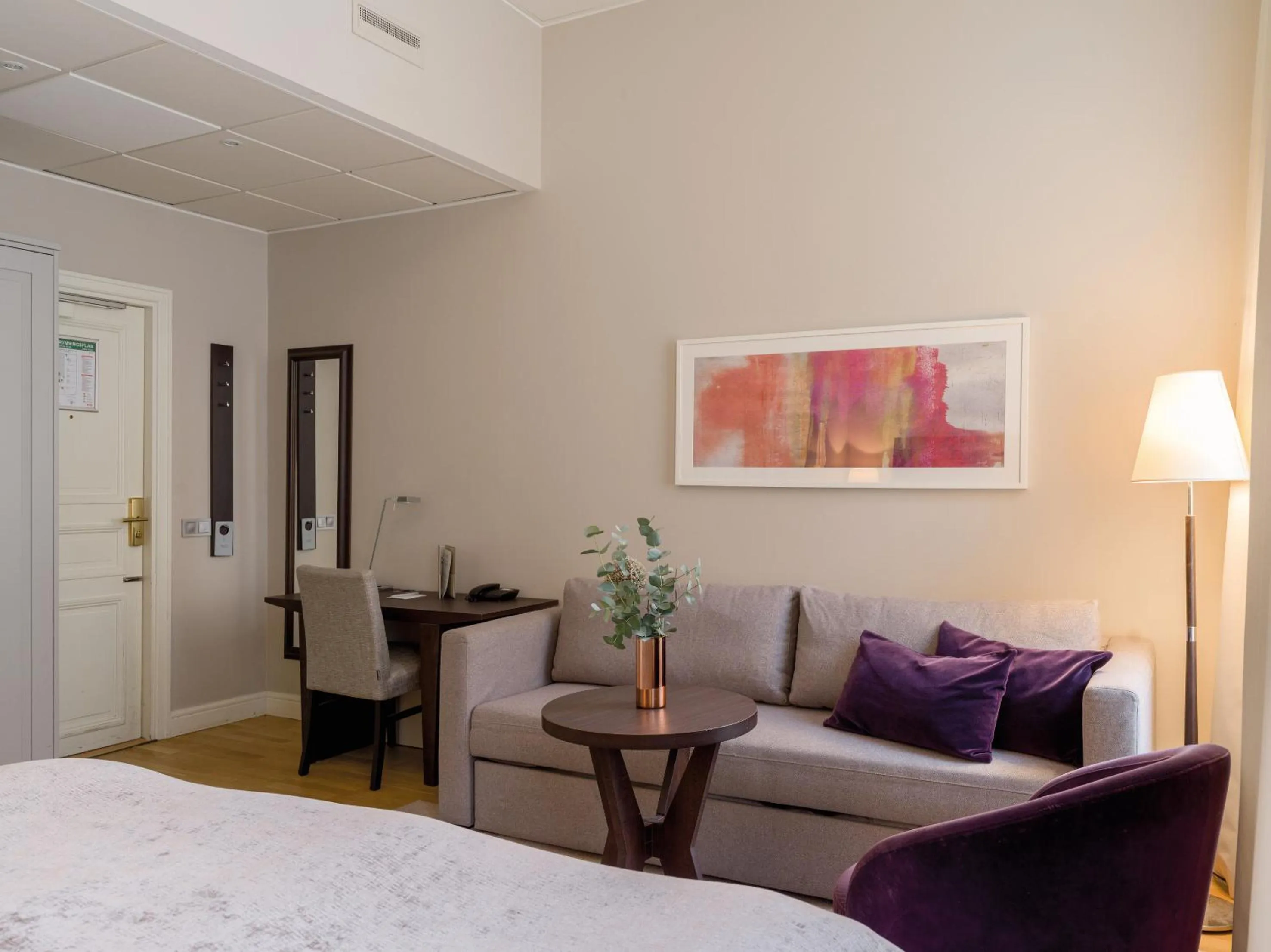 Property building, Bed in Elite Hotel Adlon