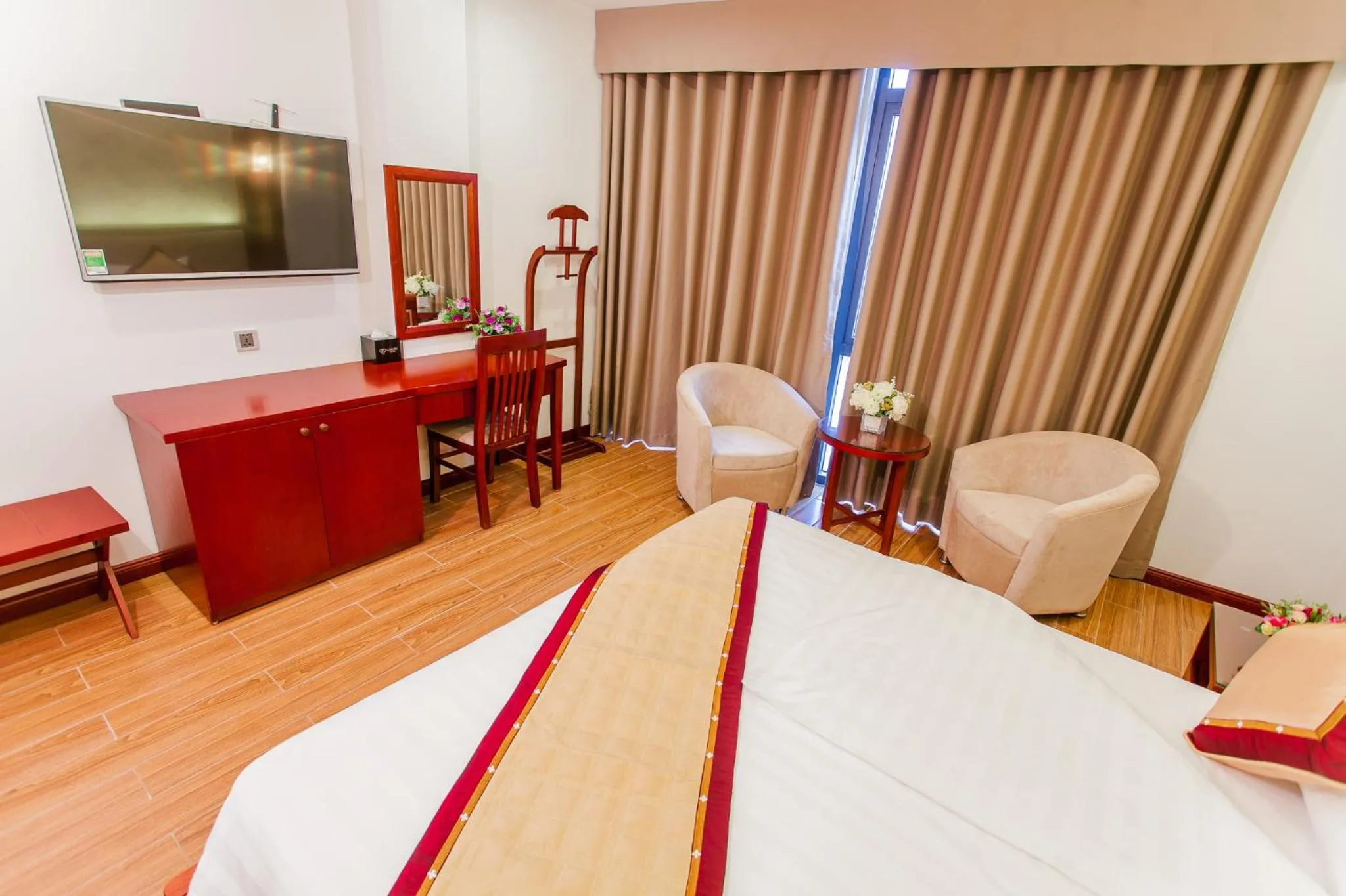 Bed in Tu Son Luxury Hotel