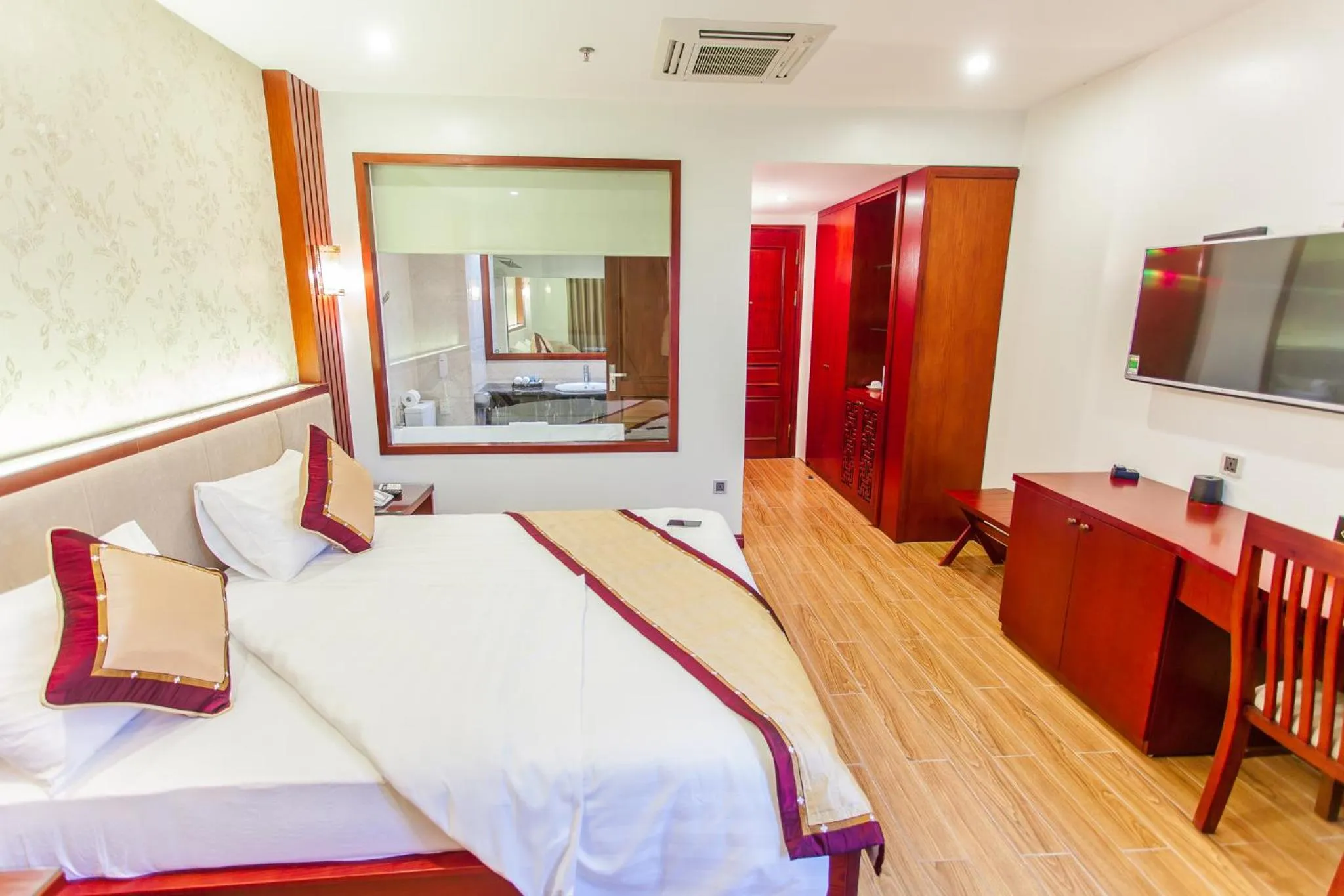 Bed in Tu Son Luxury Hotel