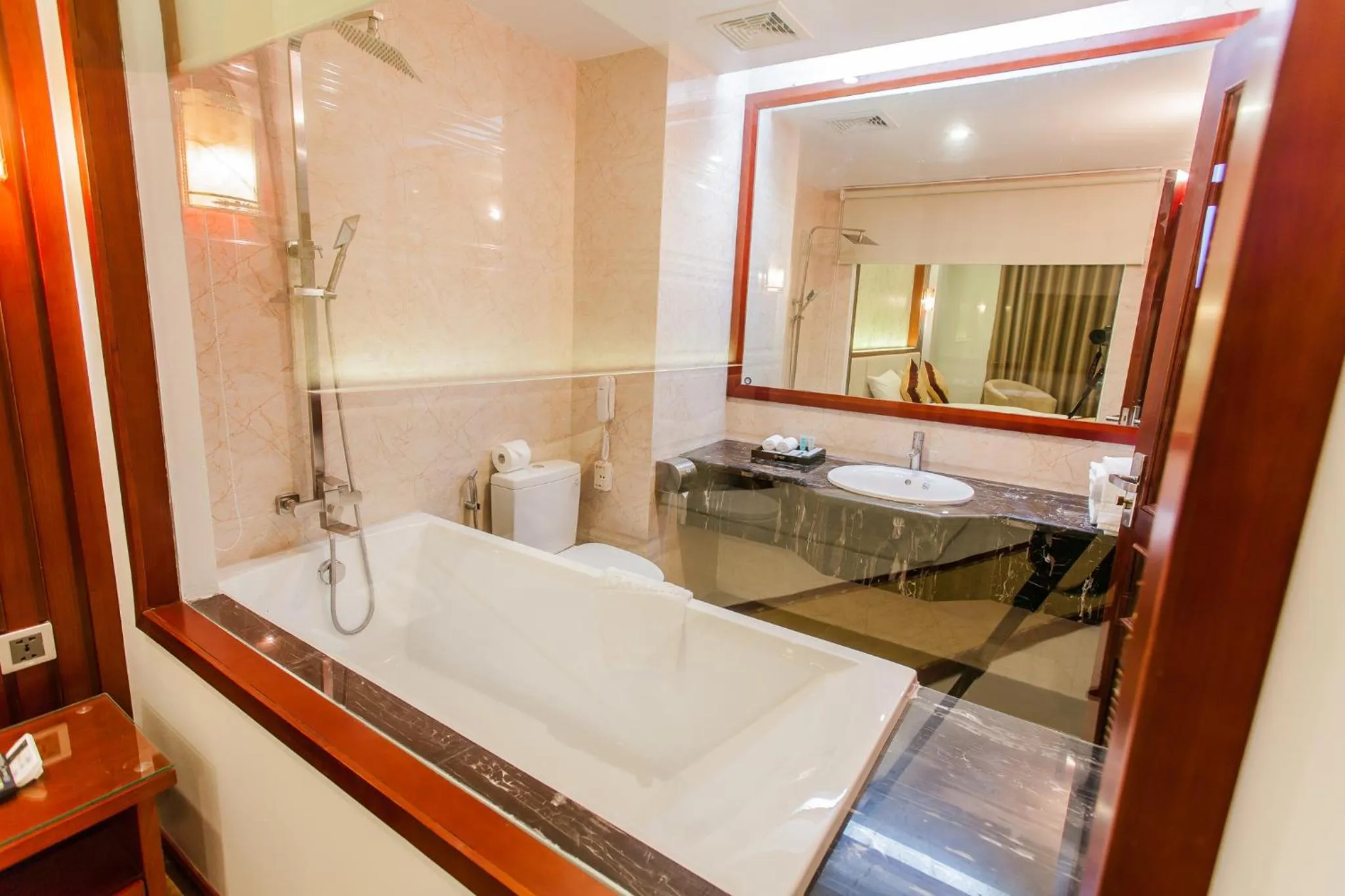 Bed in Tu Son Luxury Hotel