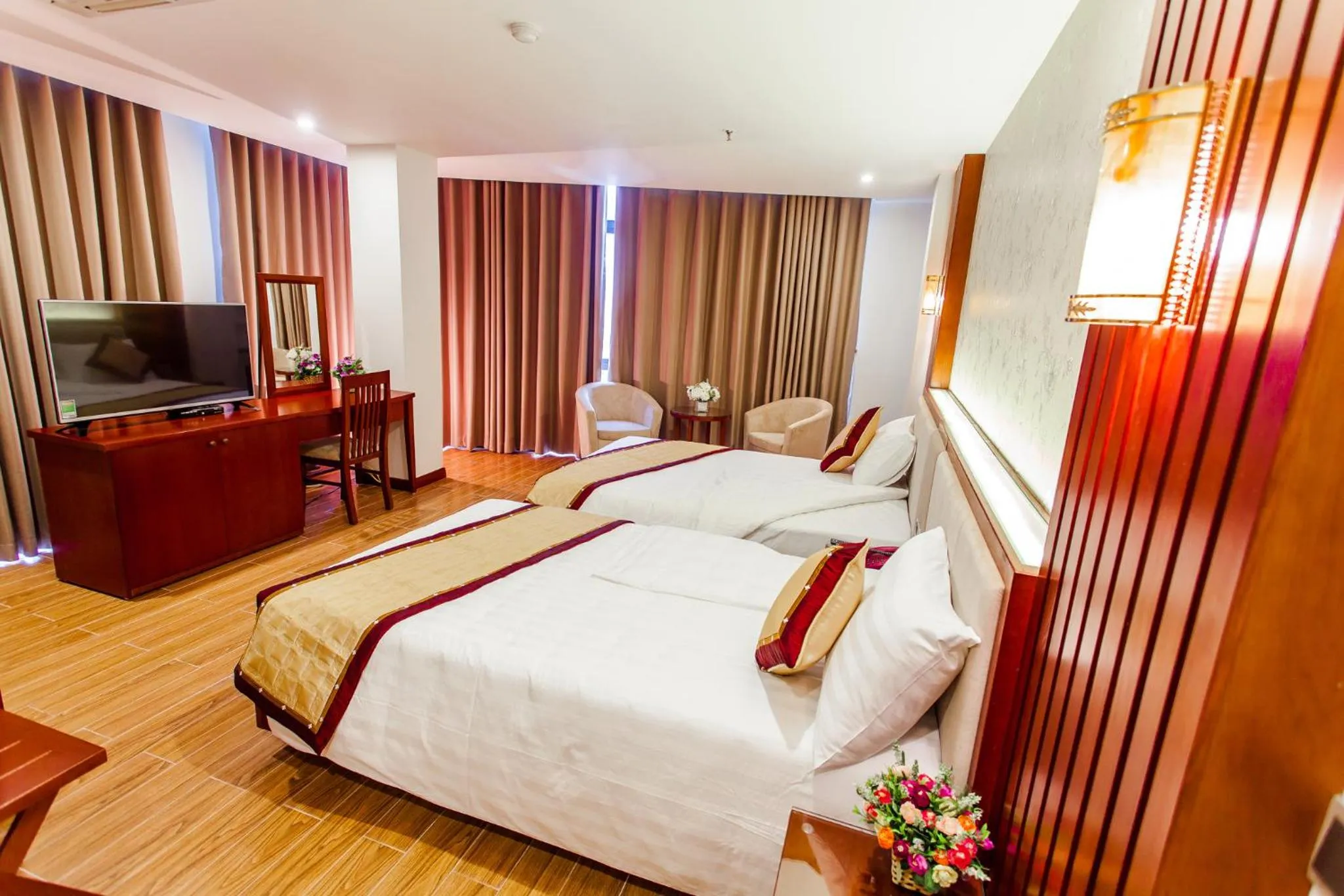 Bed in Tu Son Luxury Hotel